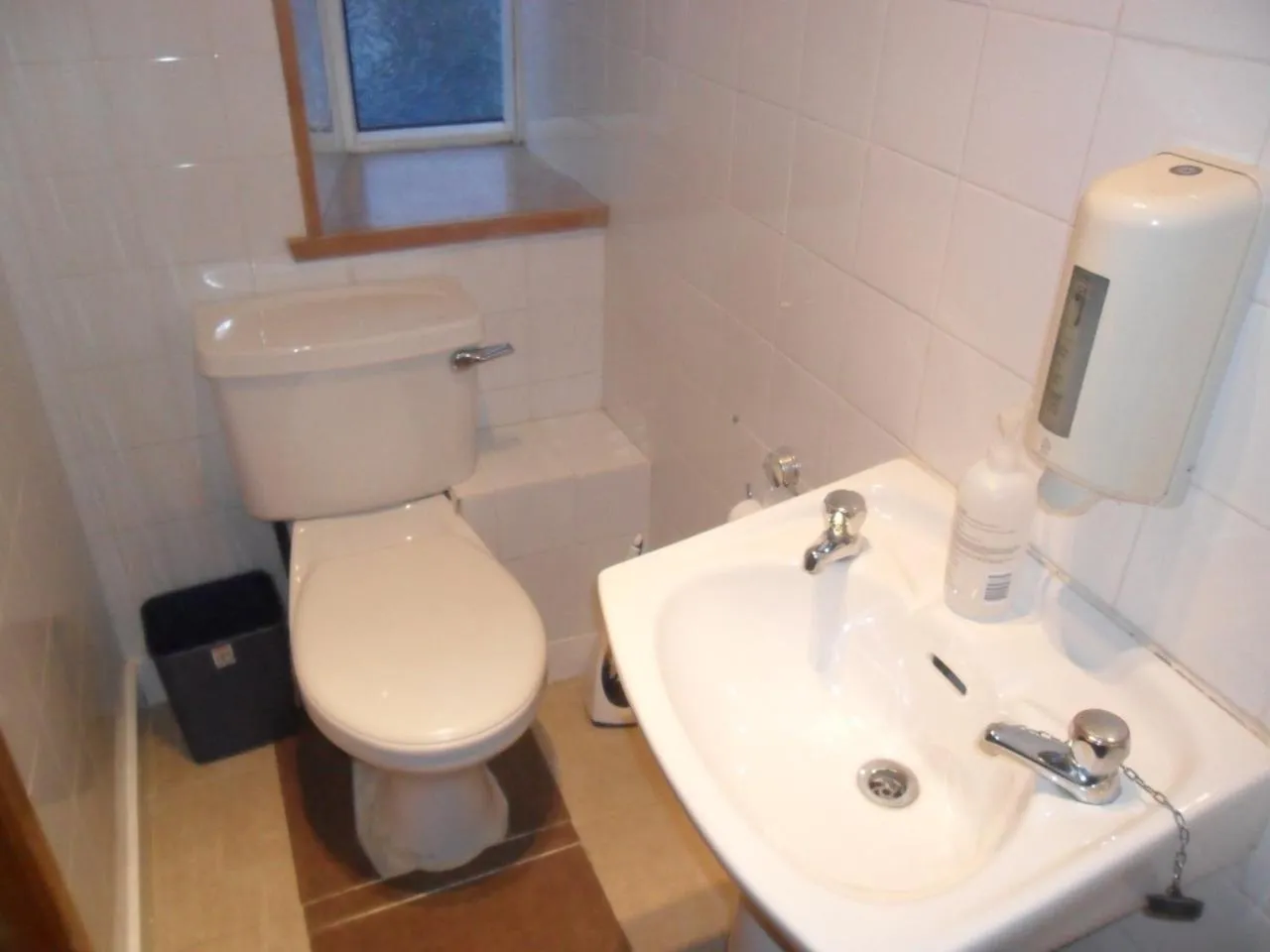 Bathroom in Sandras Backpackers