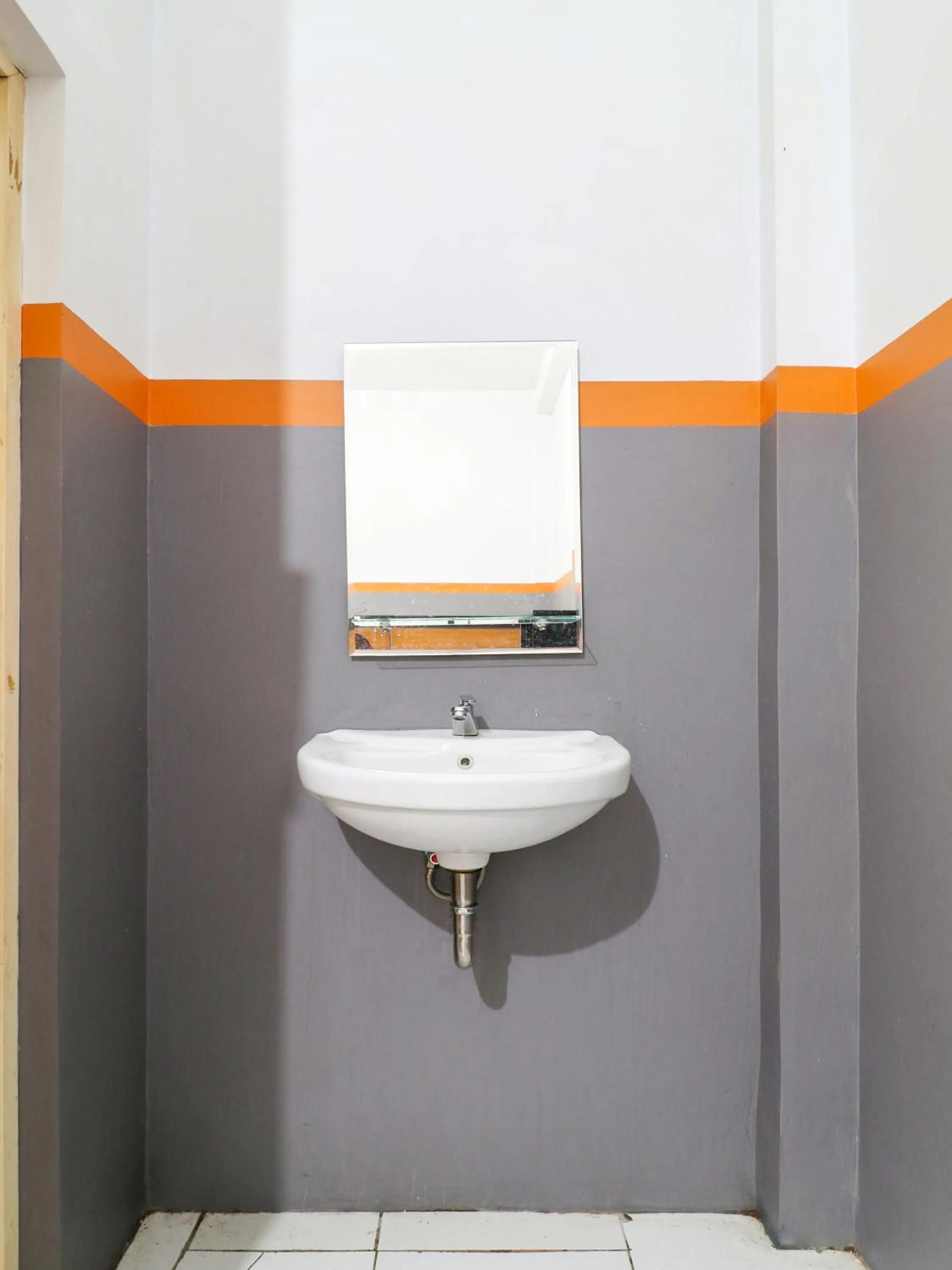 Bathroom in RedDoorz At Merdeka Street Garut