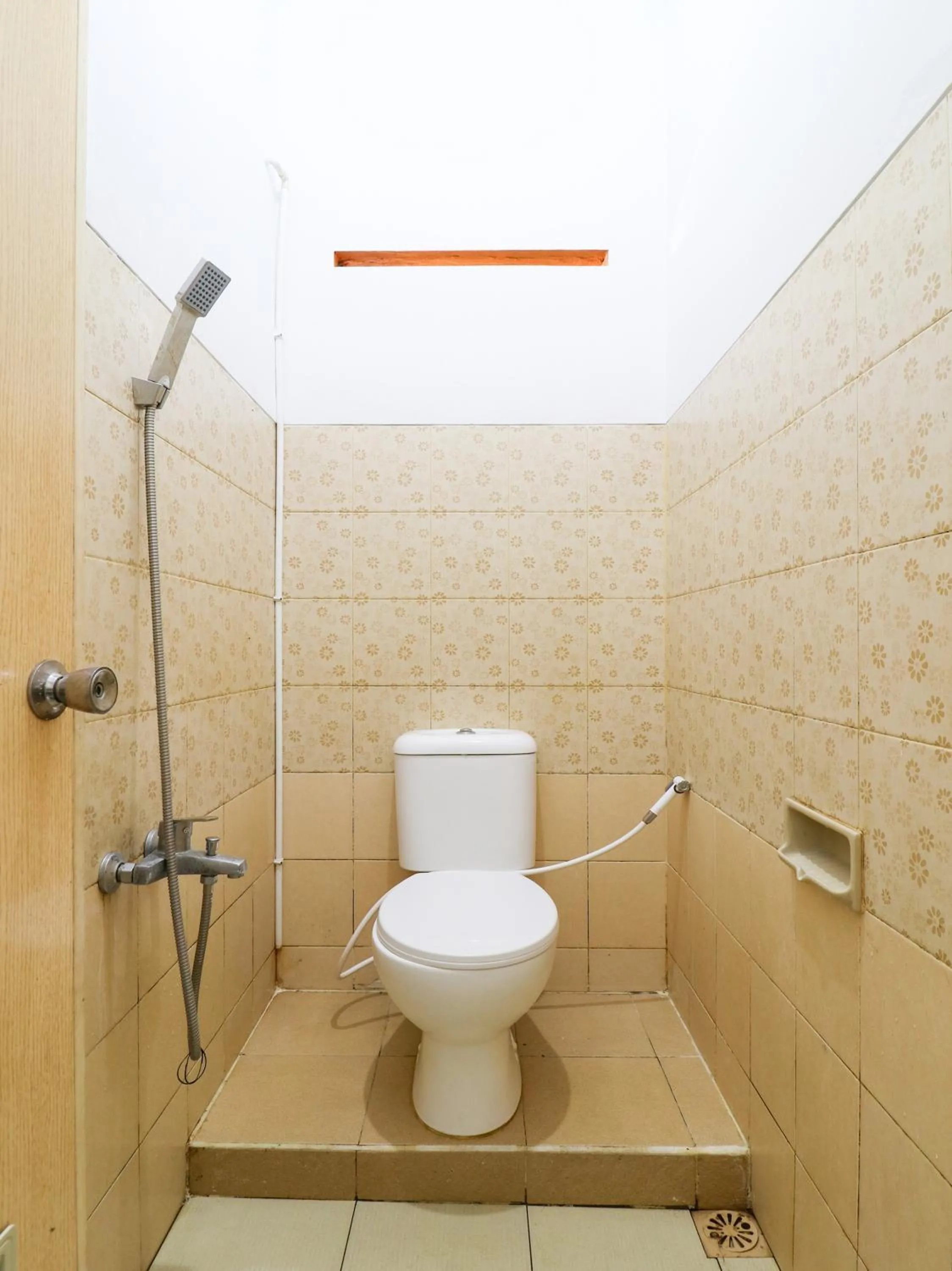 Bathroom in RedDoorz At Merdeka Street Garut