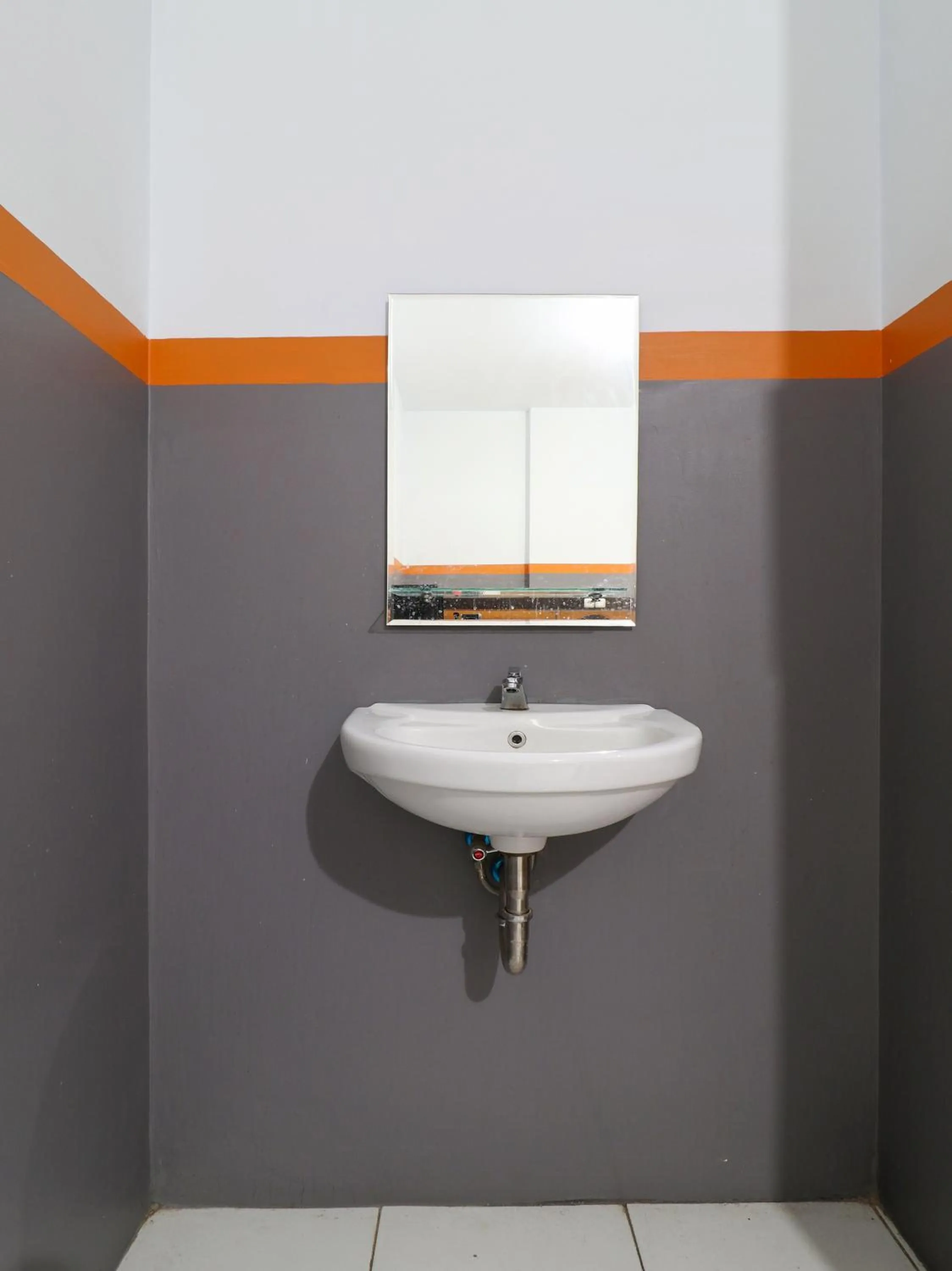 Bathroom in RedDoorz At Merdeka Street Garut