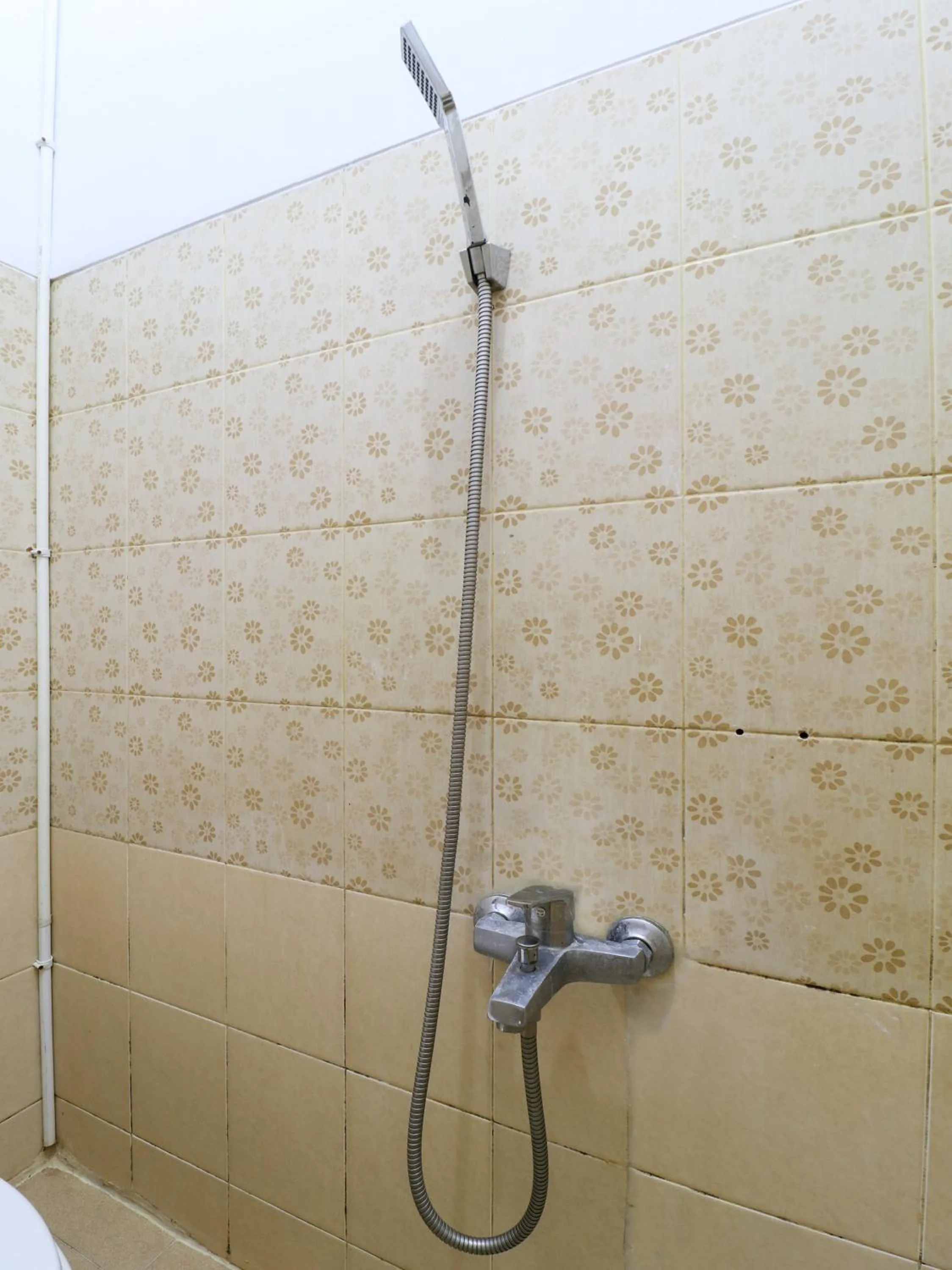 Bathroom in RedDoorz At Merdeka Street Garut