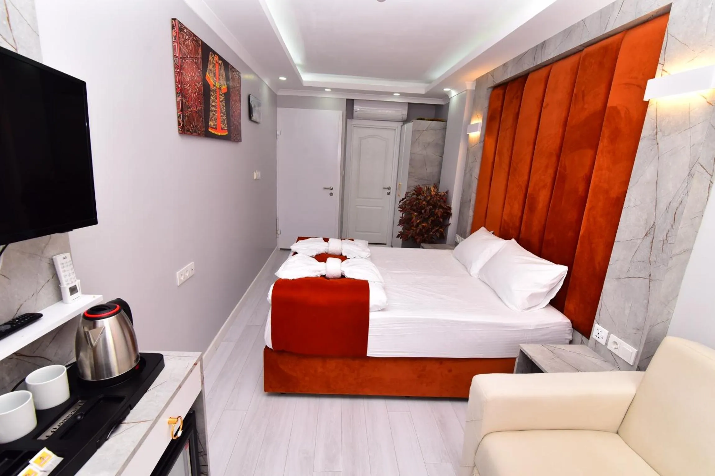 Communal lounge/ TV room, Bed in Little sofia hotel