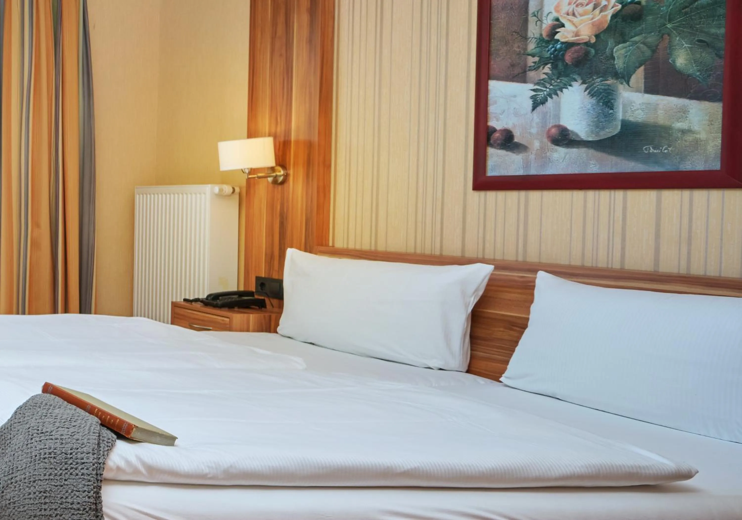 Bedroom, Bed in Strandhotel garni Kormoran