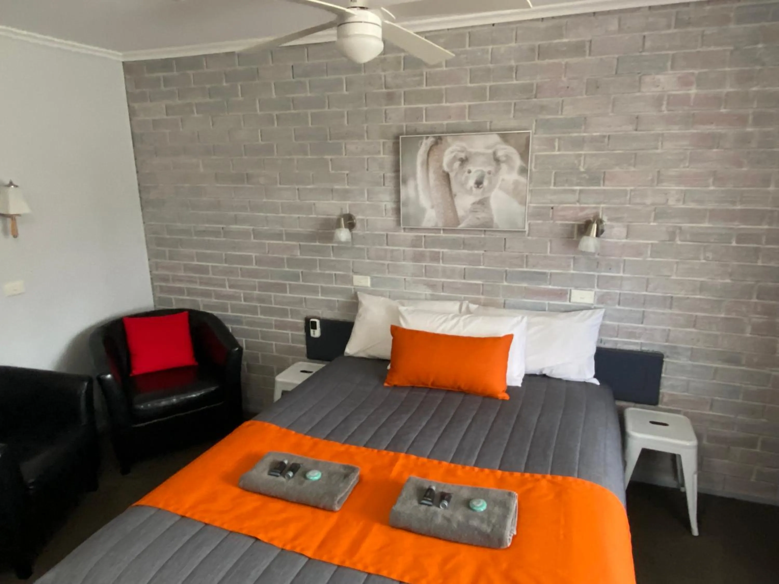 Living room, Bed in Creswick Motel