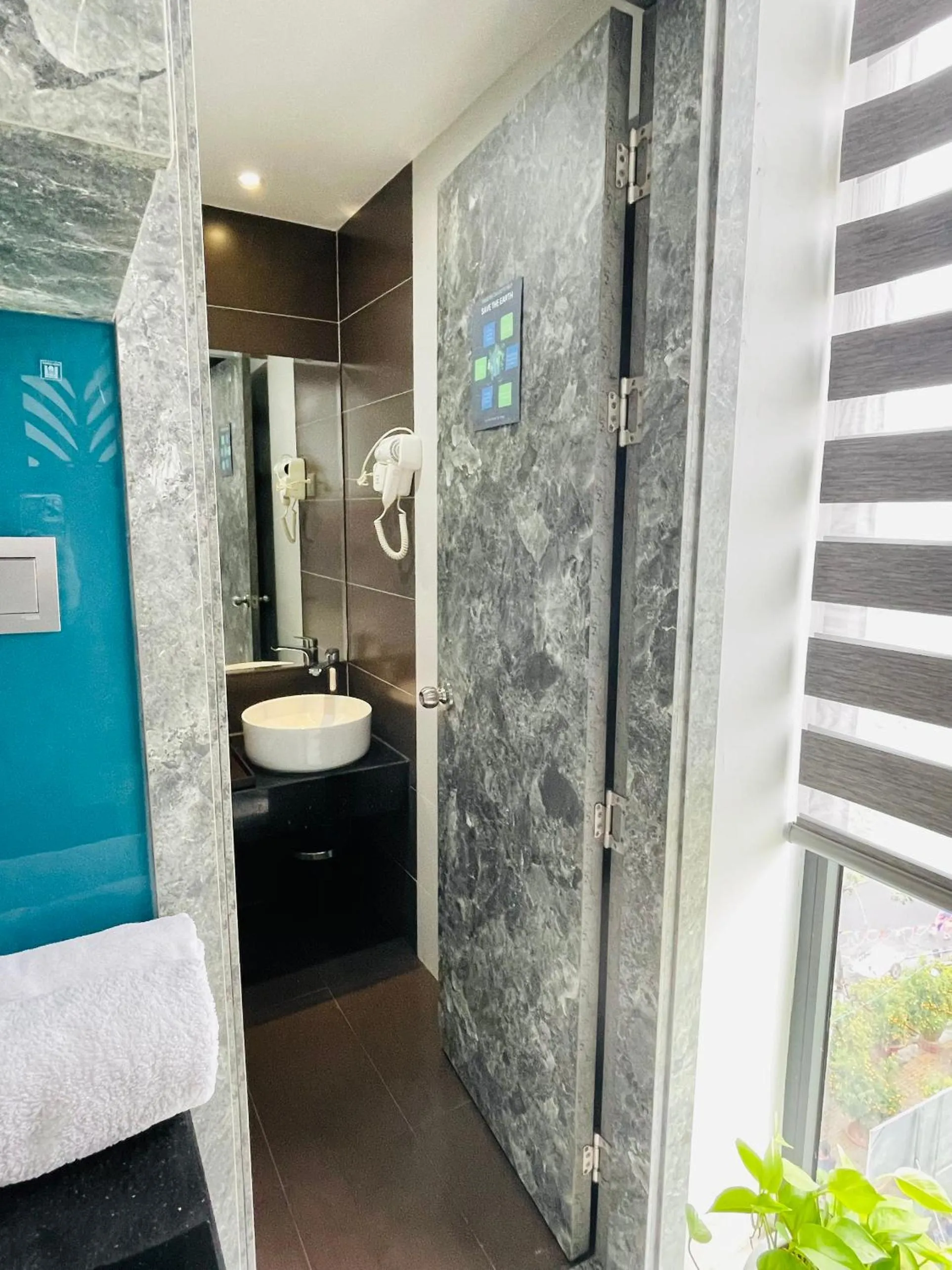 Shower in Cali hotel books Da Nang