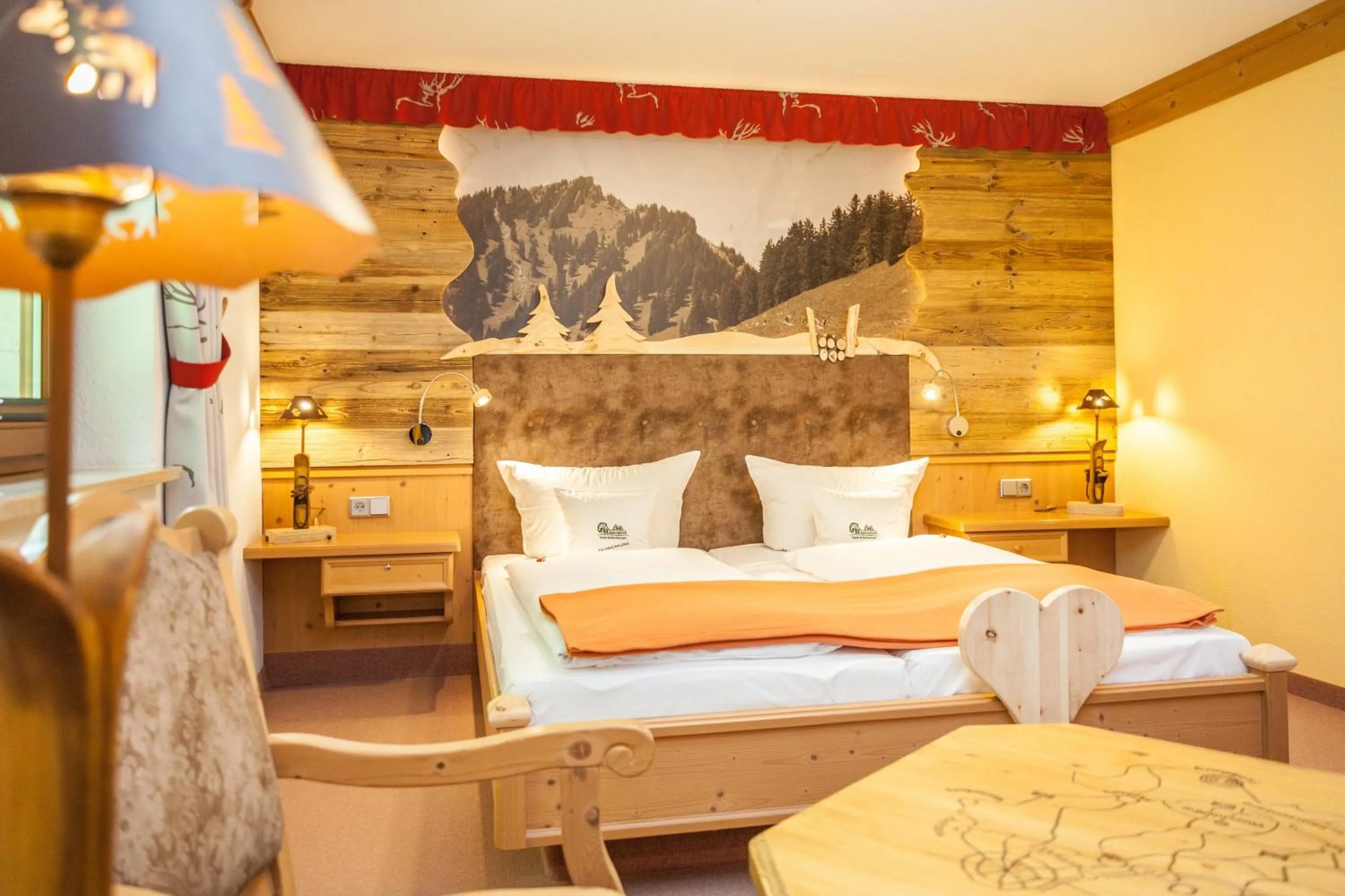 Photo of the whole room, Bed in Hotel und Restaurant Köhlerhütte - Fürstenbrunn
