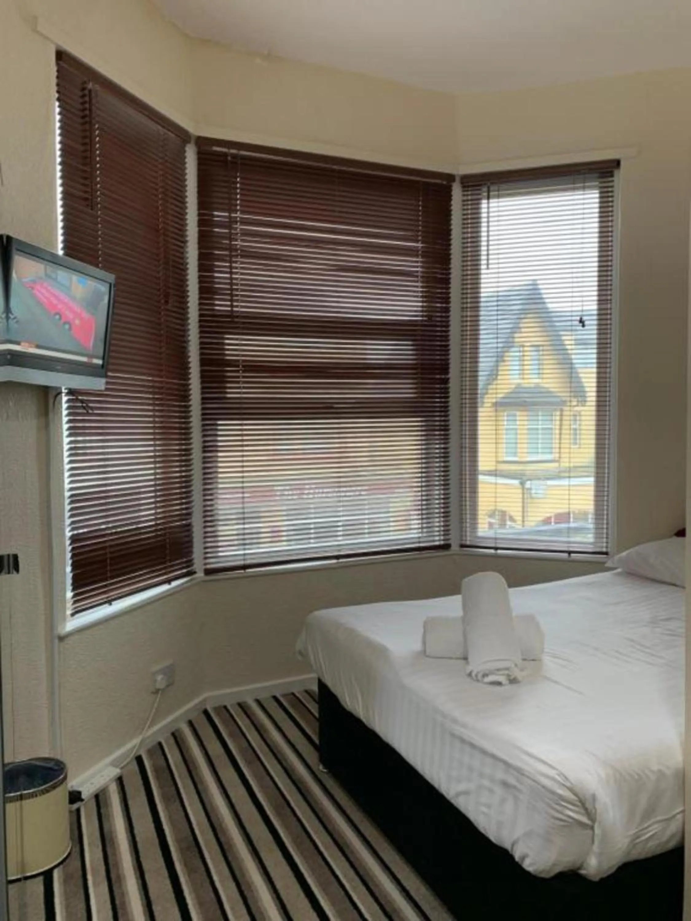 Bedroom, Bed in OYO Wave Crest Hotel