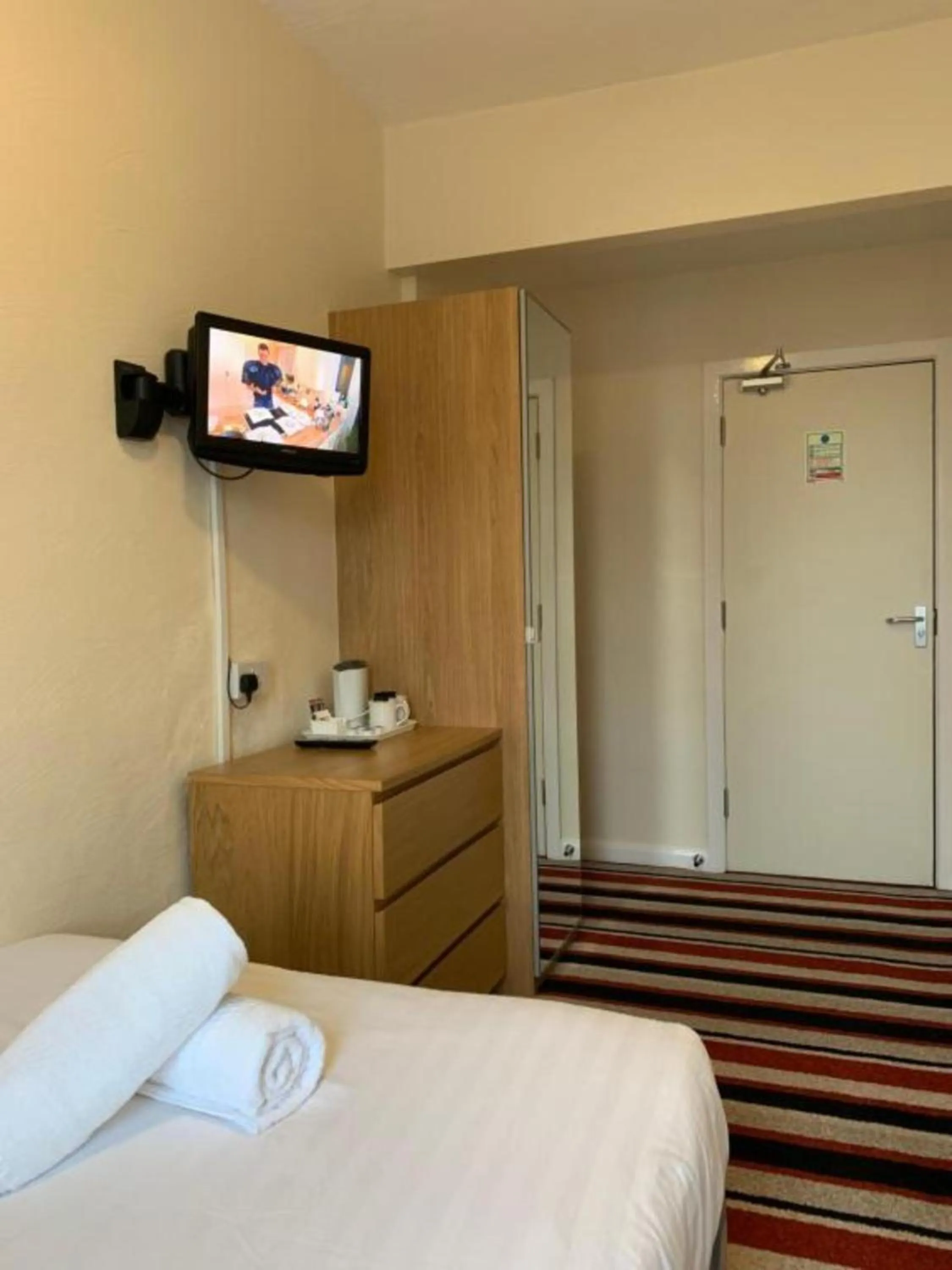 TV and multimedia, Bed in OYO Wave Crest Hotel