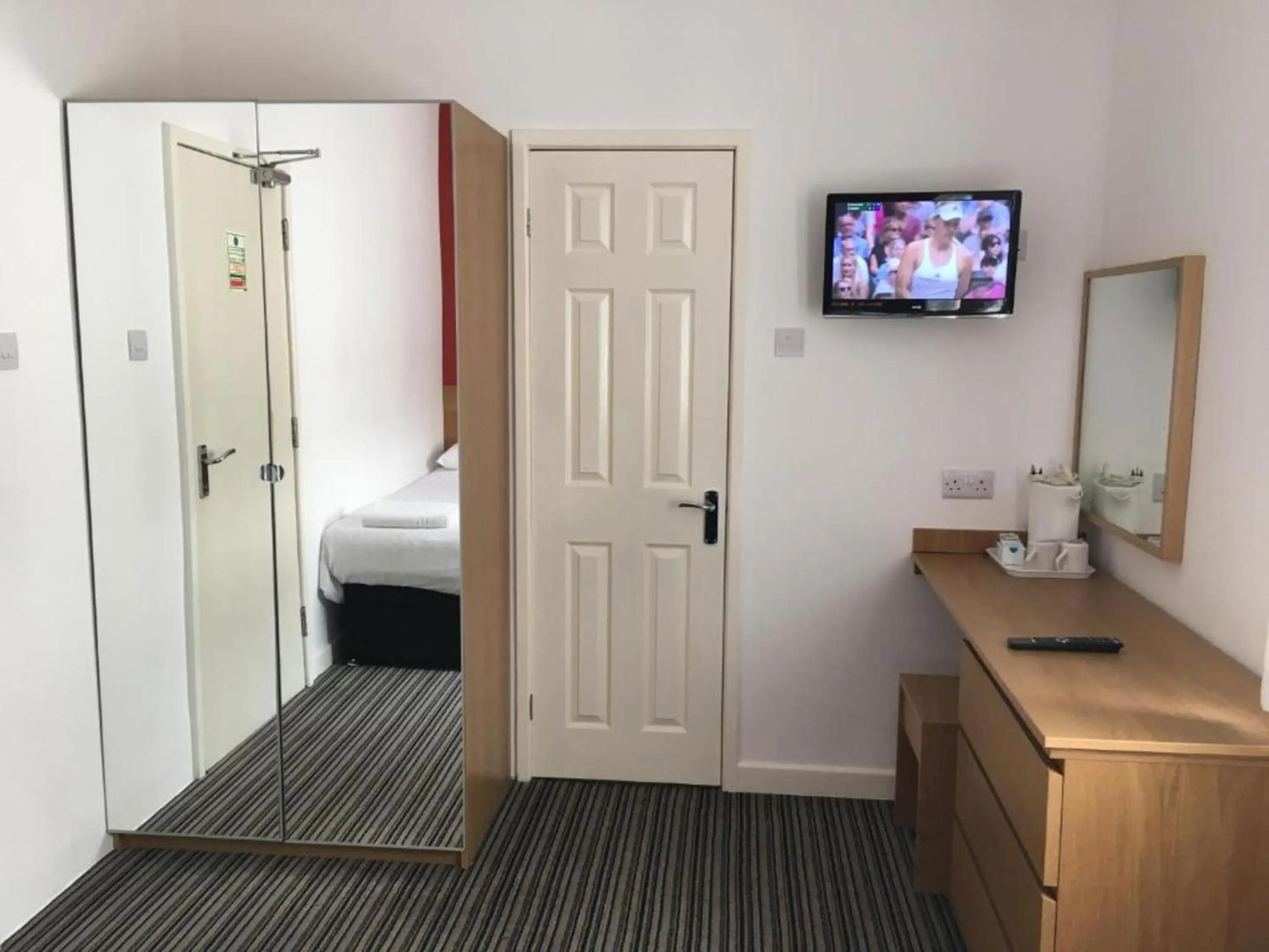 Bedroom in OYO Wave Crest Hotel