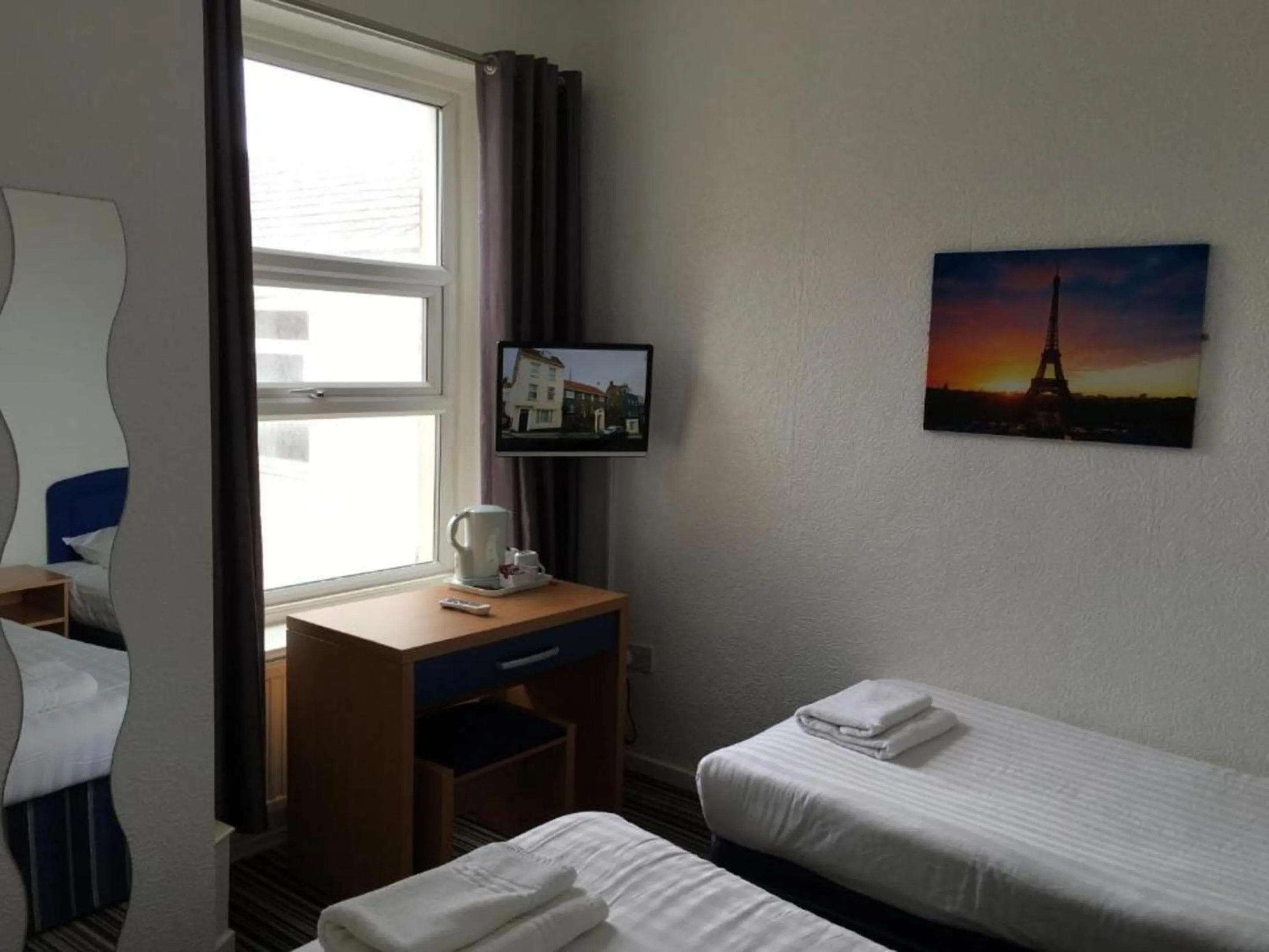 TV and multimedia, Bed in OYO Wave Crest Hotel