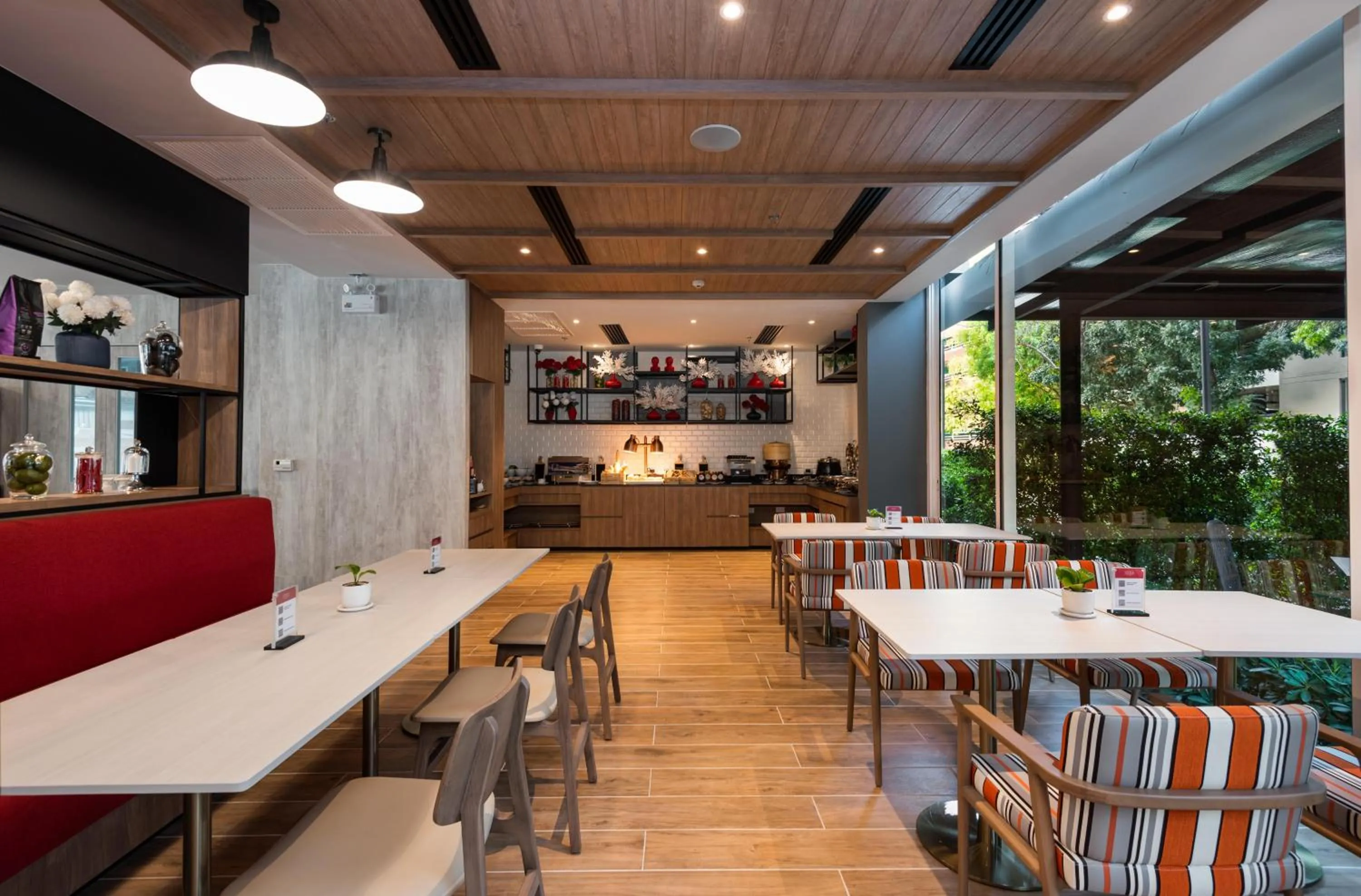 Restaurant/places to eat in Maitria Hotel Rama 9 Bangkok - A Chatrium Collection