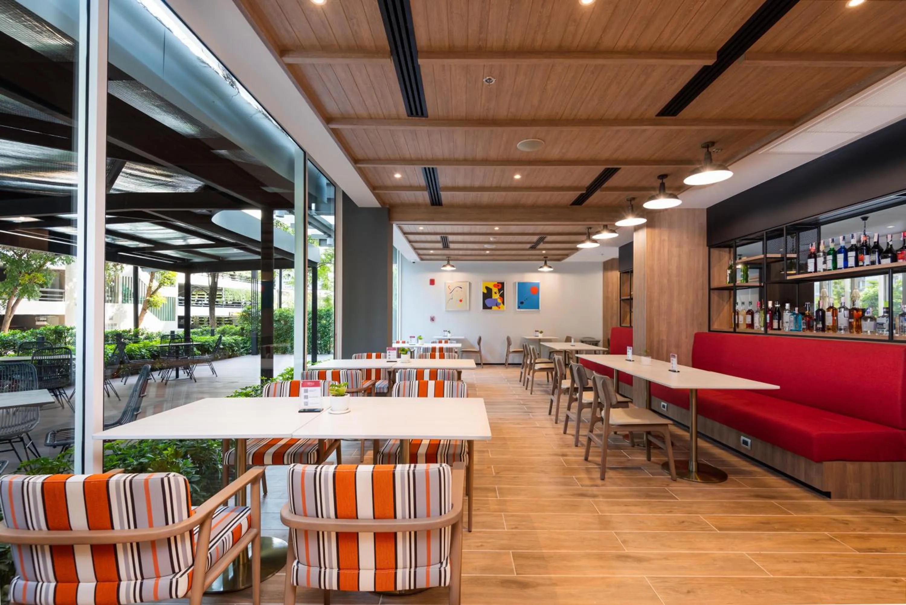 Restaurant/places to eat in Maitria Hotel Rama 9 Bangkok - A Chatrium Collection