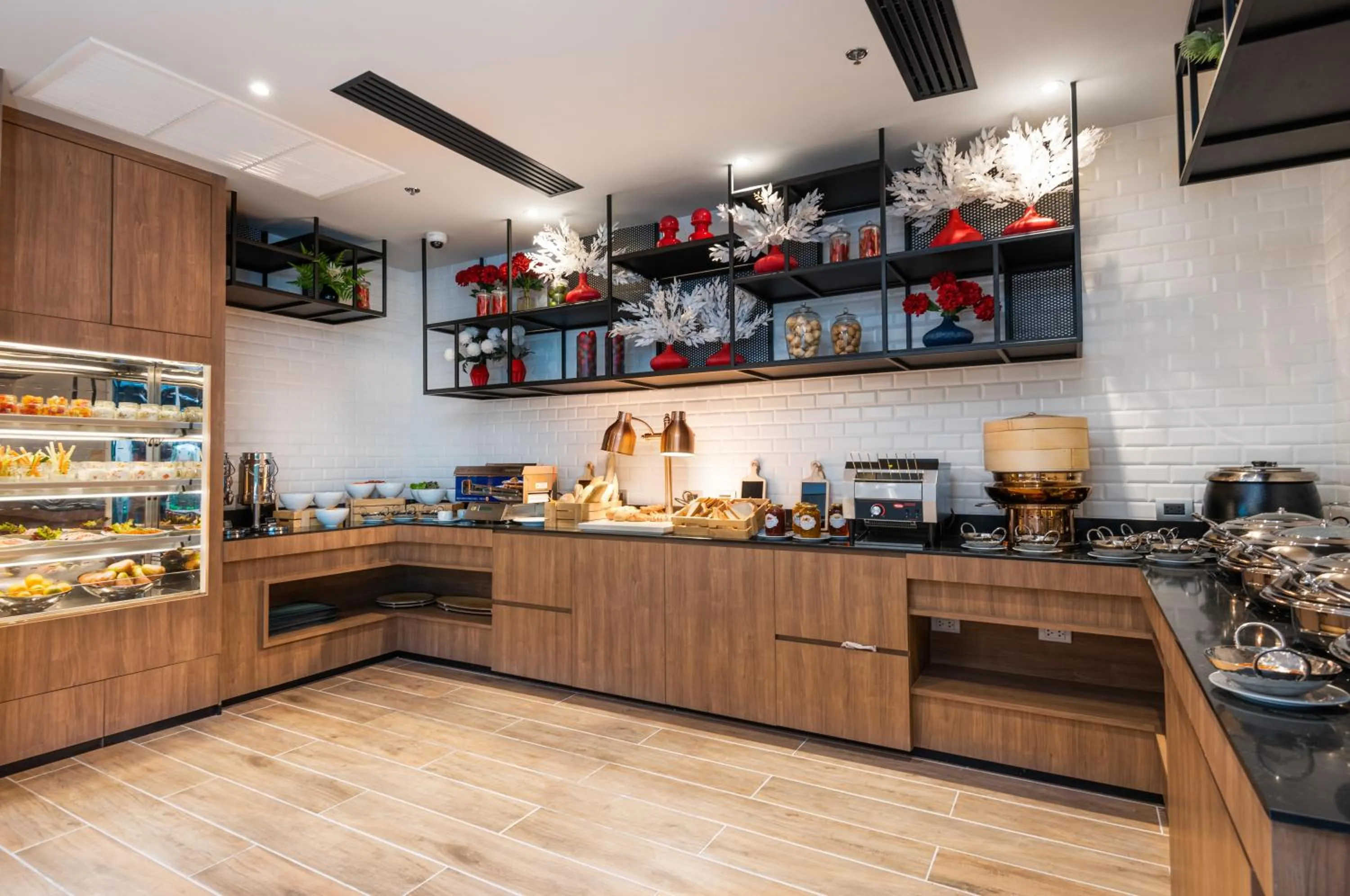 Restaurant/places to eat in Maitria Hotel Rama 9 Bangkok - A Chatrium Collection