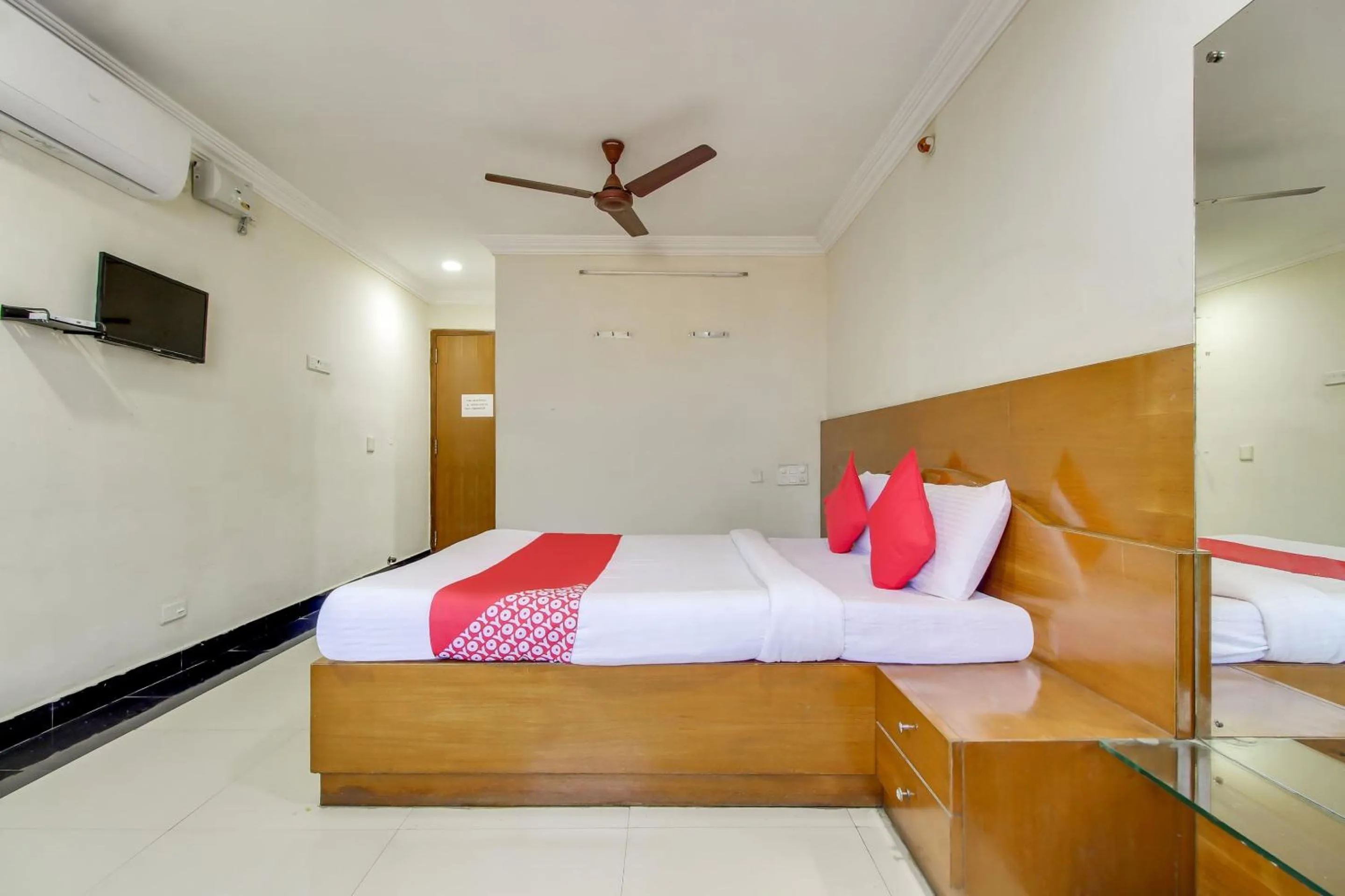 Lobby or reception, Bed in Hotel O Srinivasa Residency