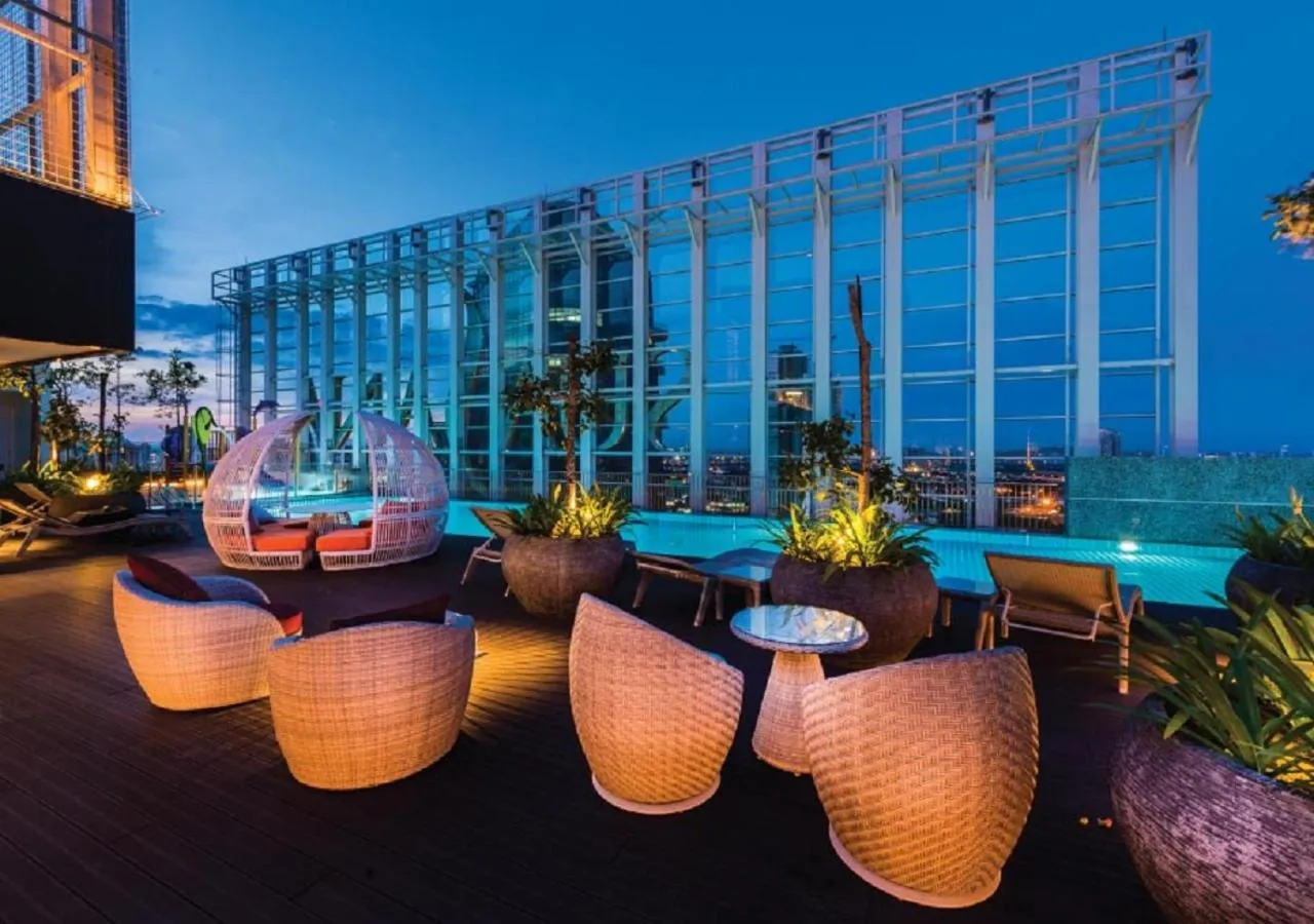 Swimming pool in Suasana Residence by Nest Home