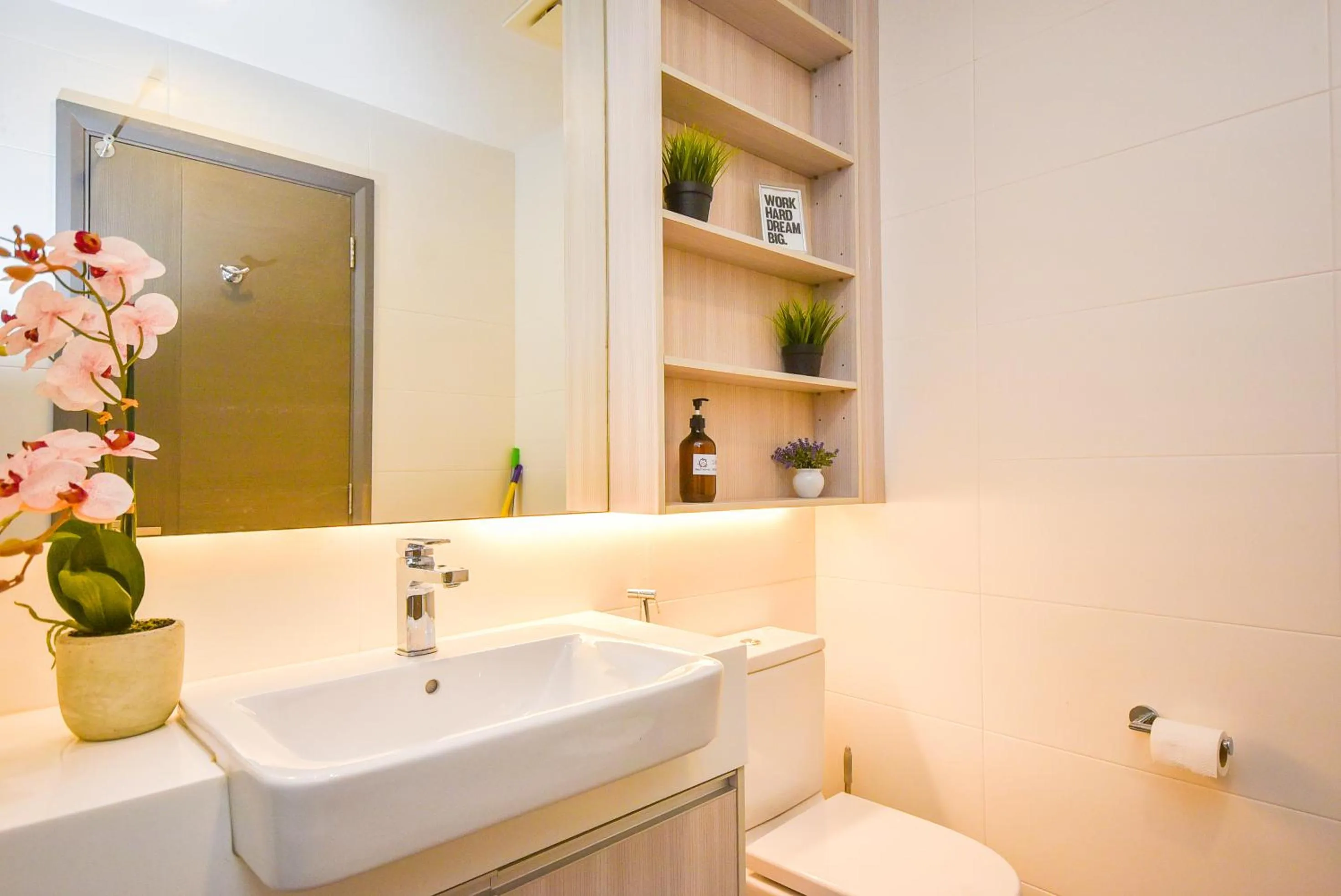 Bathroom in Suasana Residence by Nest Home