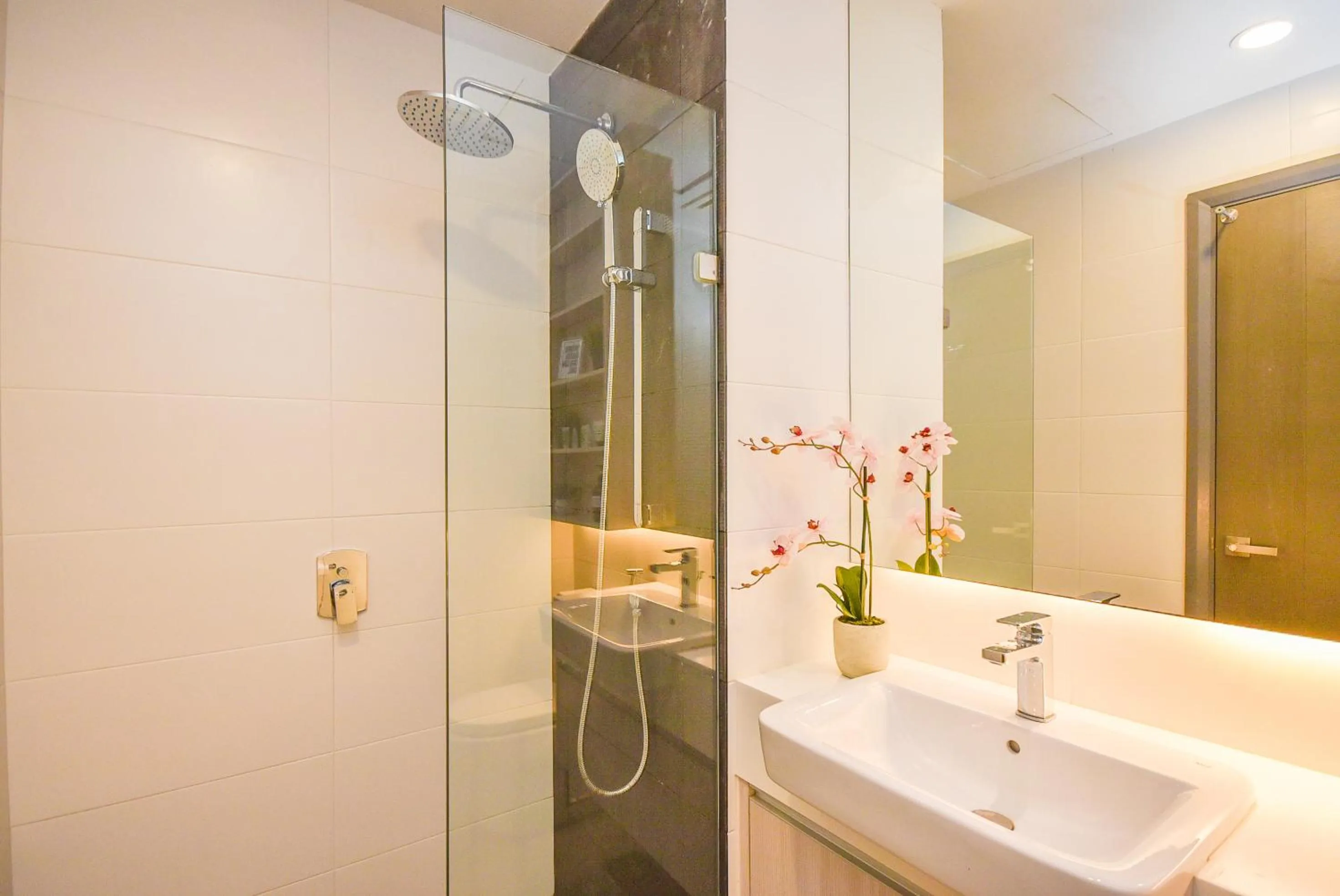 Bathroom in Suasana Residence by Nest Home