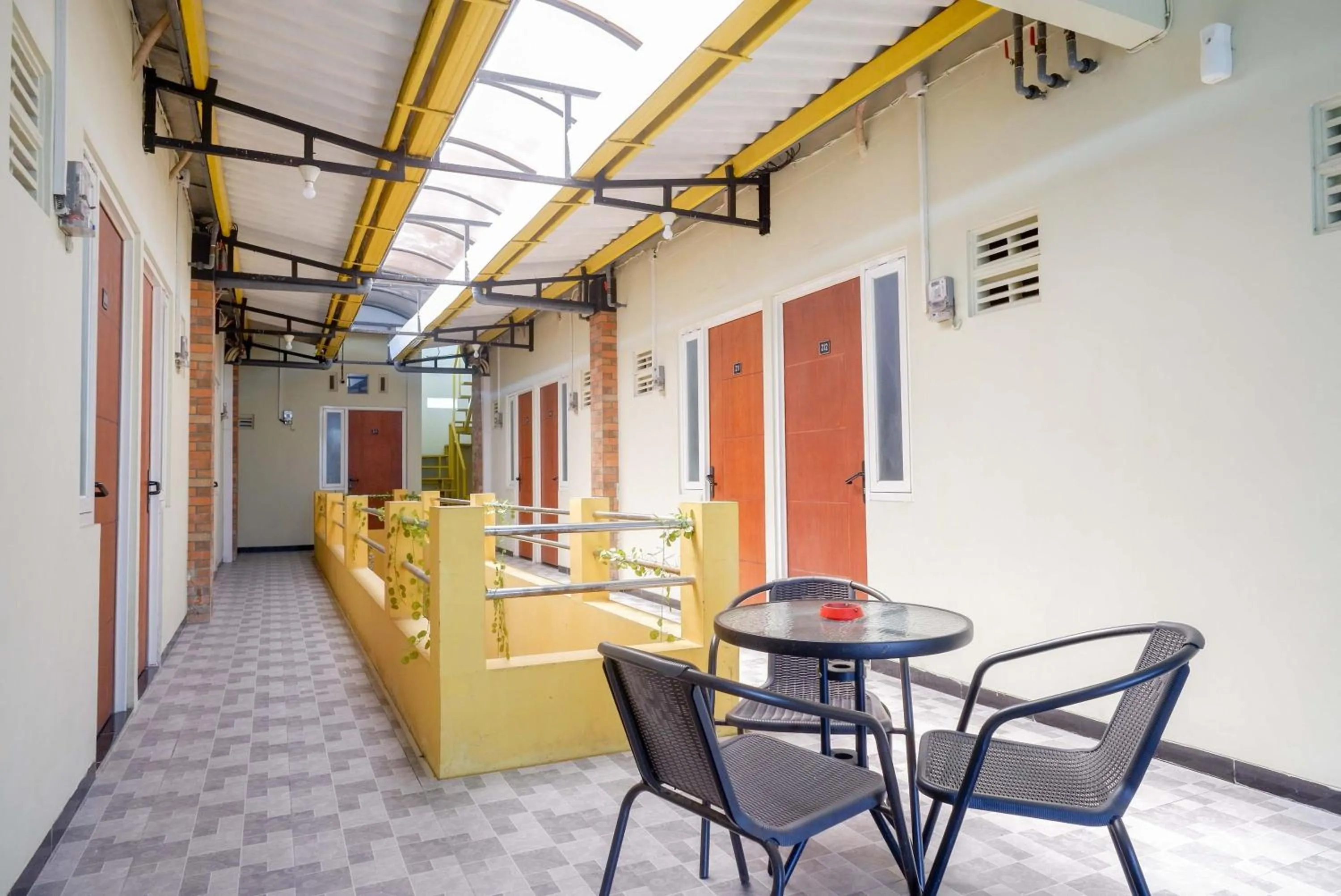 Seating area in RedDoorz near Bandara Ahmad Yani Semarang