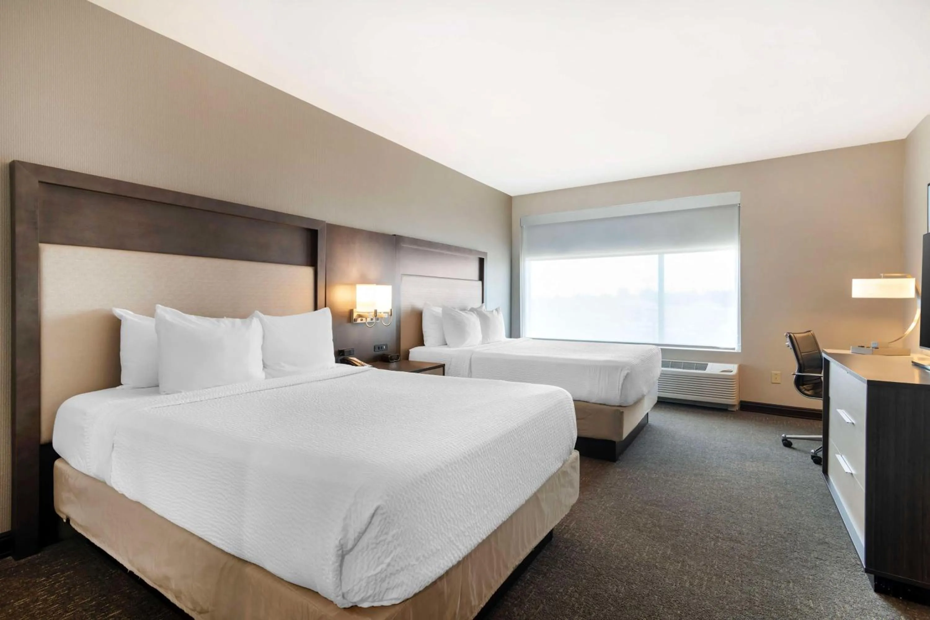 Bedroom, Bed in Best Western Plus Executive Residency Rigby's Water World Hotel