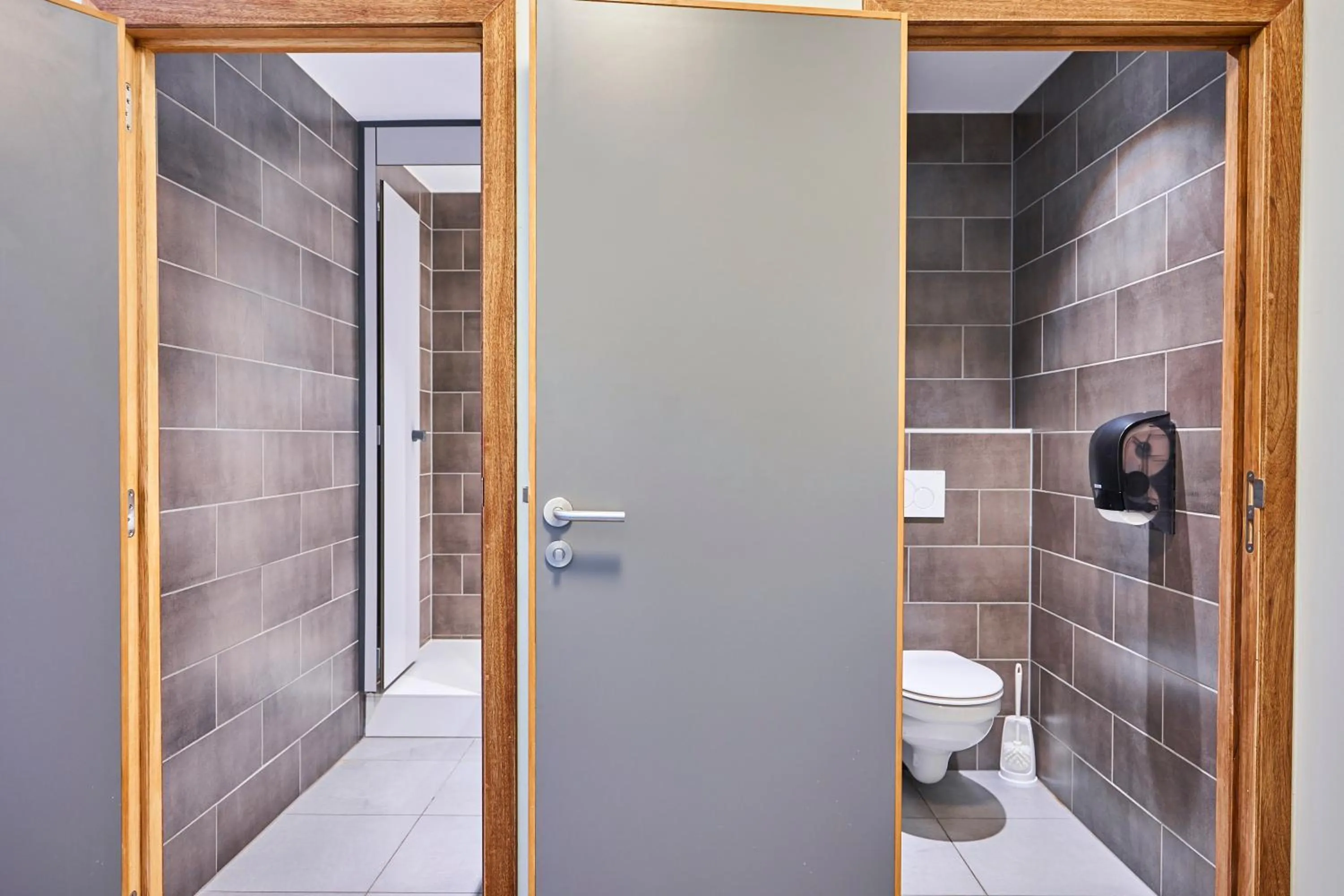 Shower in HI Brussels Generation Europe Hostel