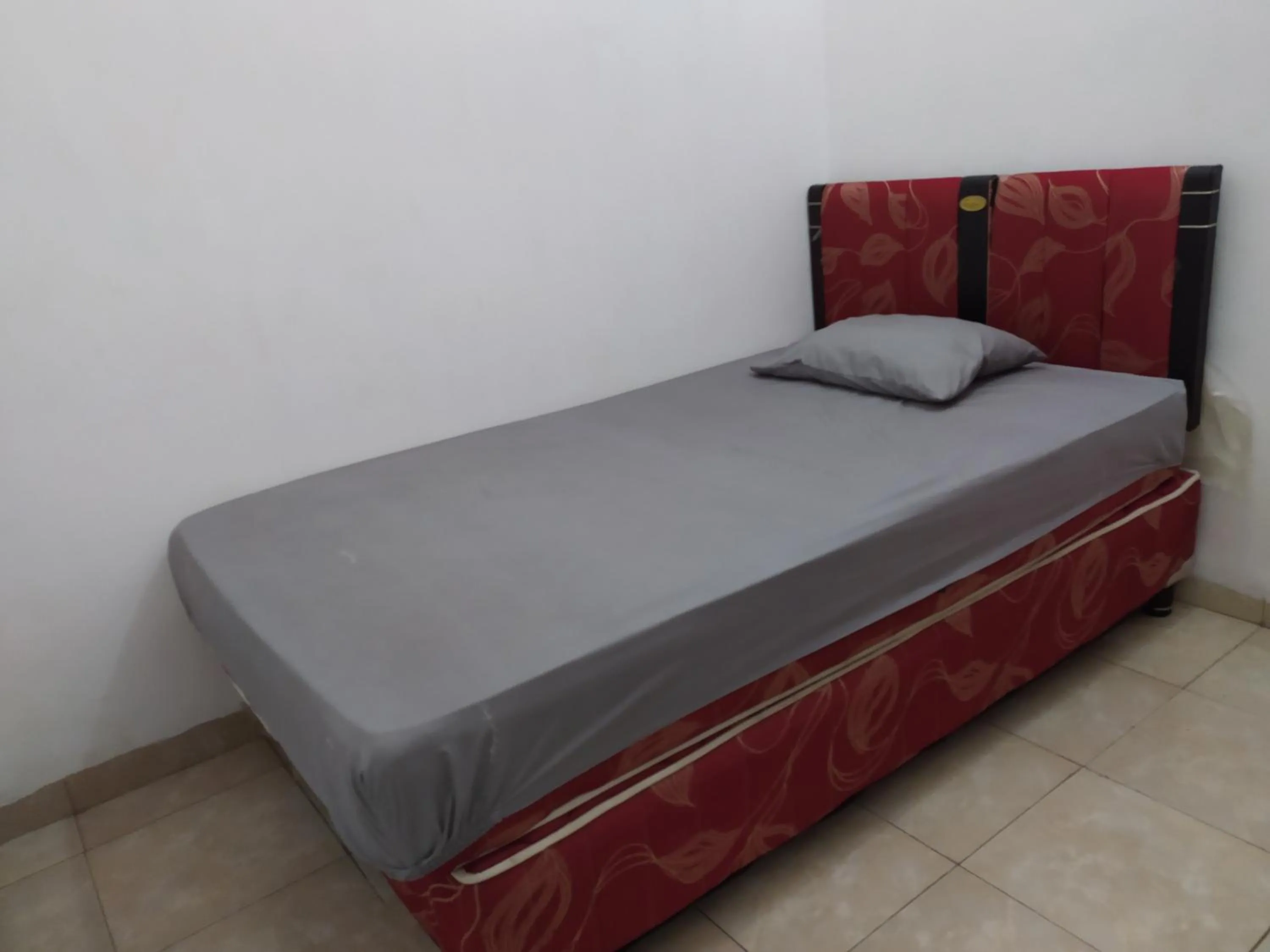 Bedroom, Bed in Hotel O Homestay Amanda Syariah