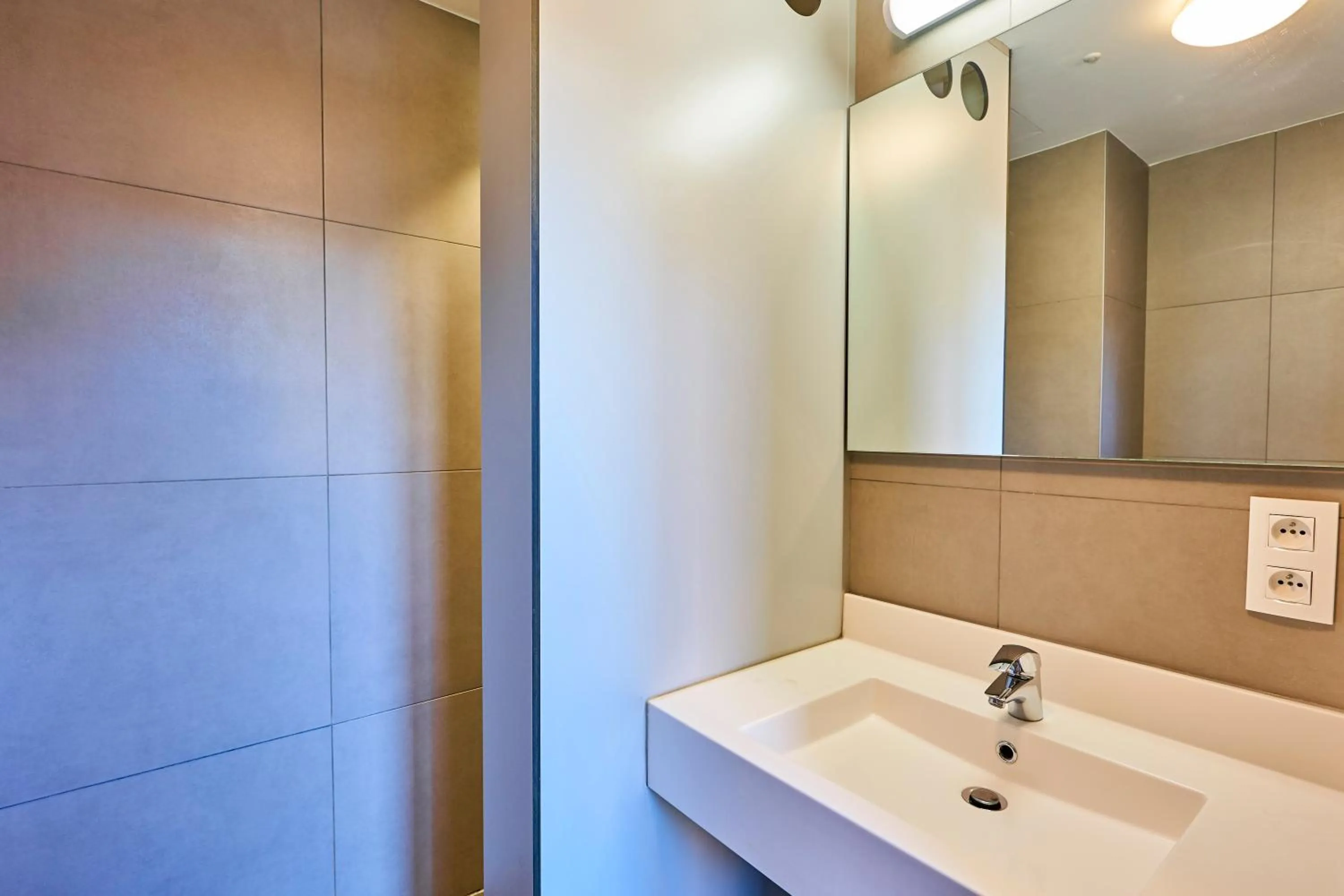 Bathroom in HI Brussels Jacques Brel Hostel