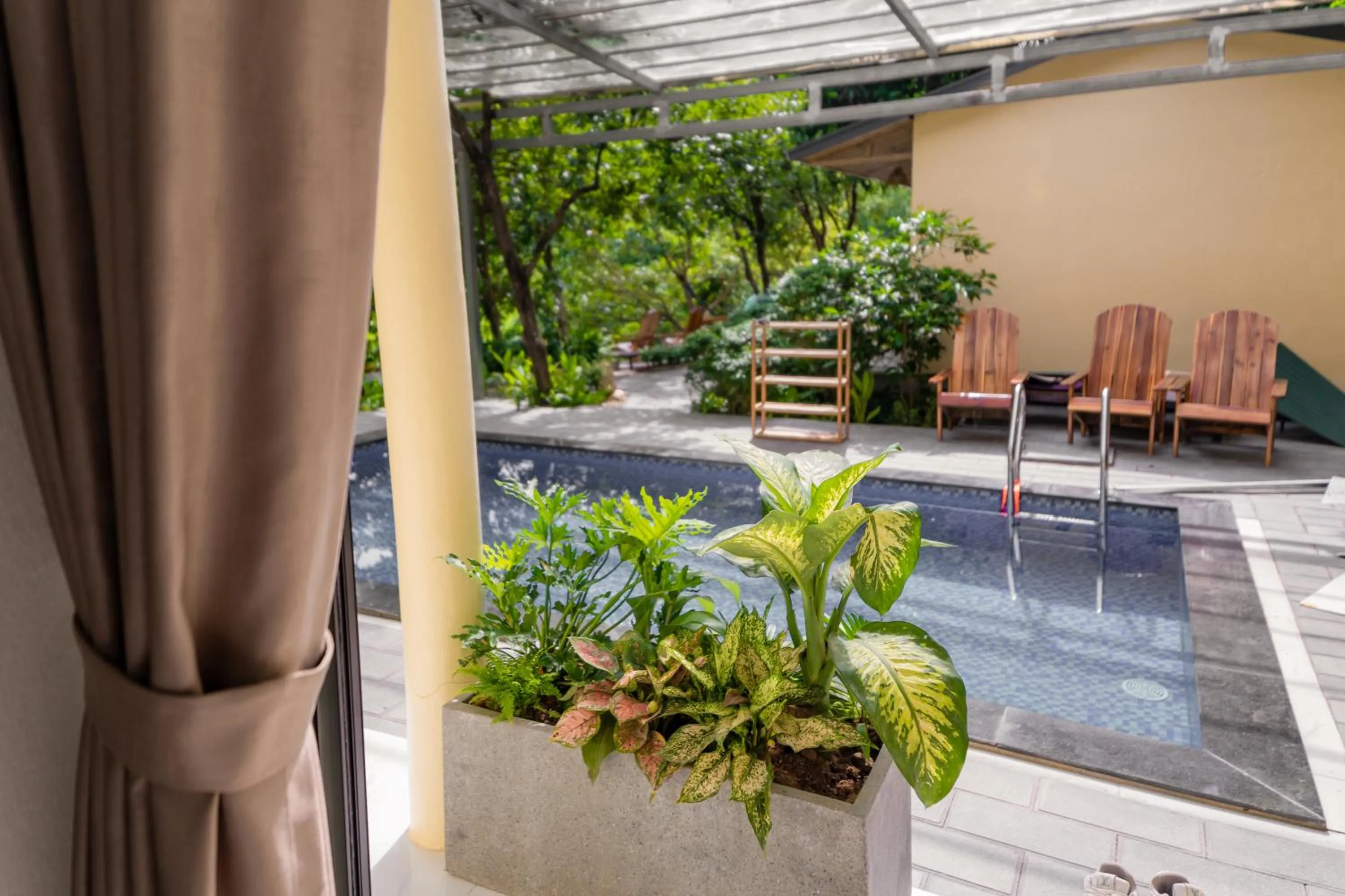 Pool view in Trang An Freedom Hood