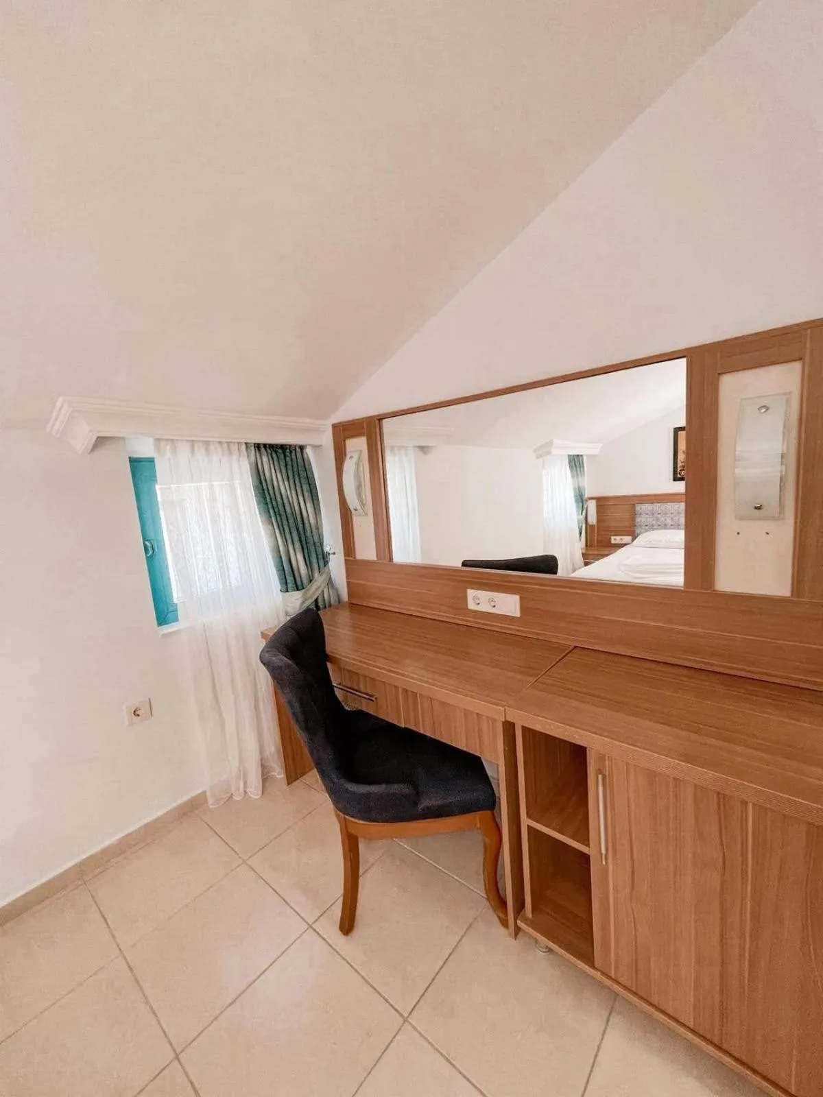 hair dresser in Wonder Life Hotel