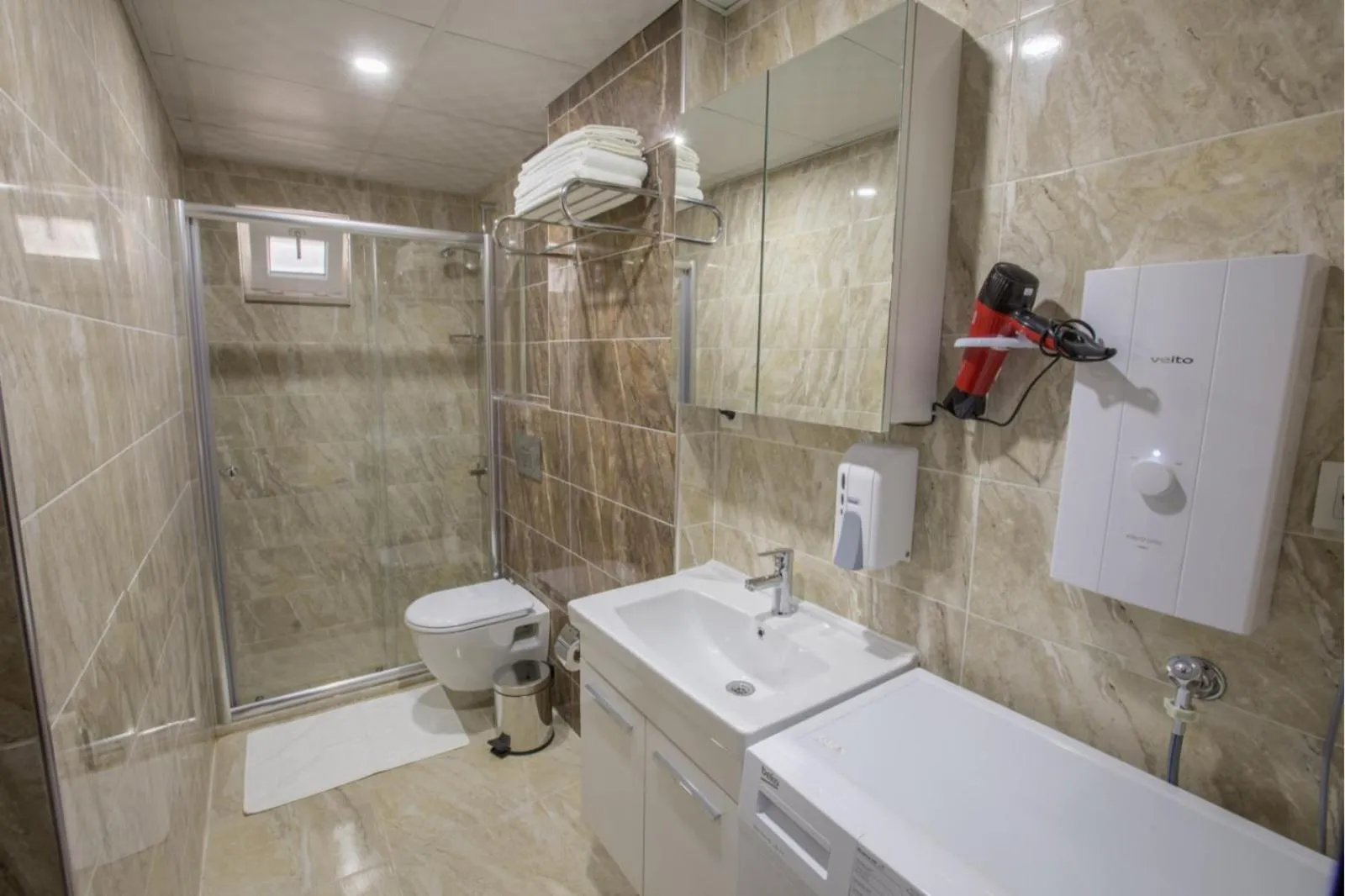 Toilet in Elanis Suites