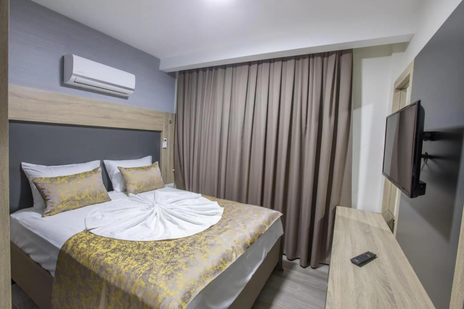 Bedroom, Bed in Elanis Suites