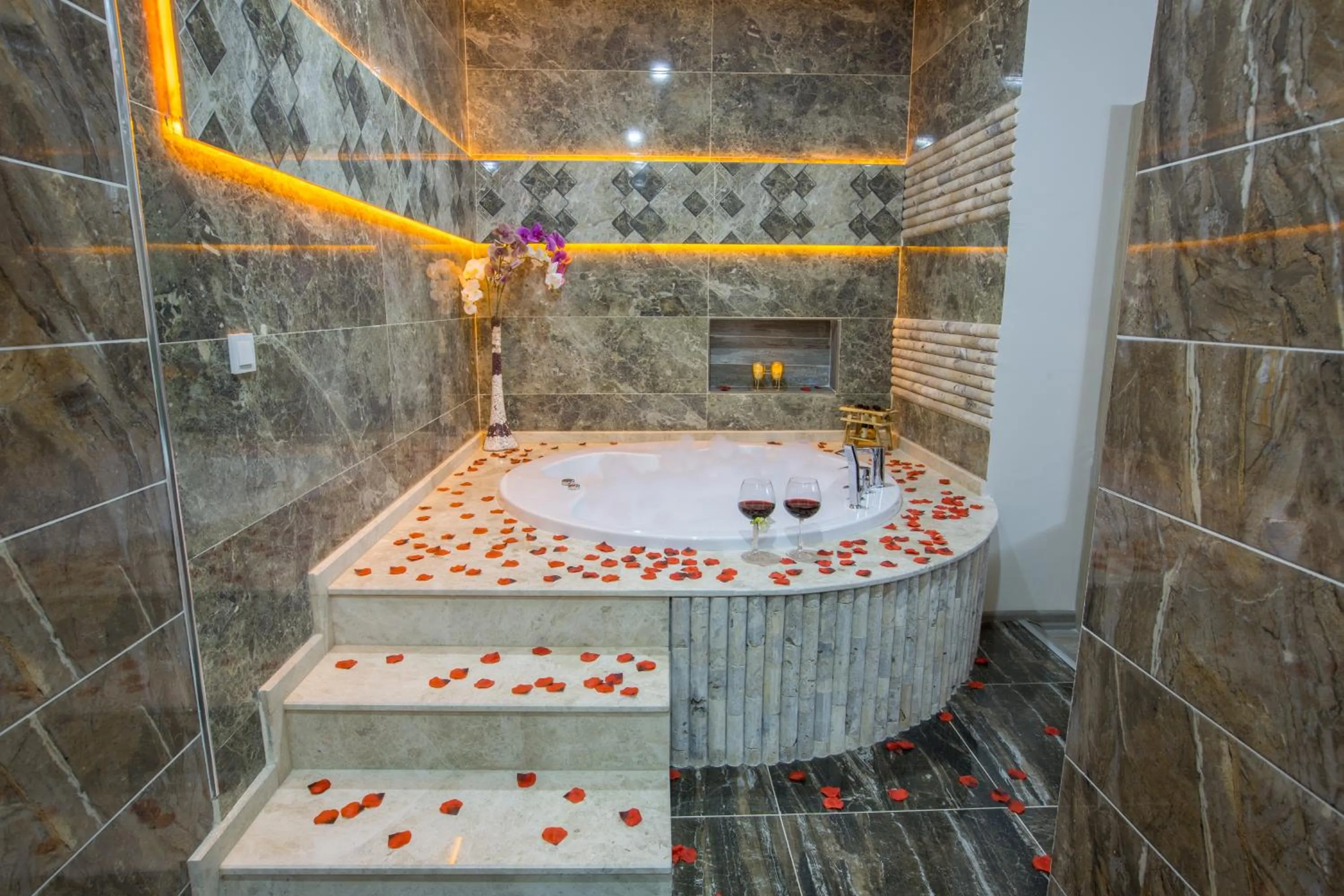 Hot Tub in Elanis Suites