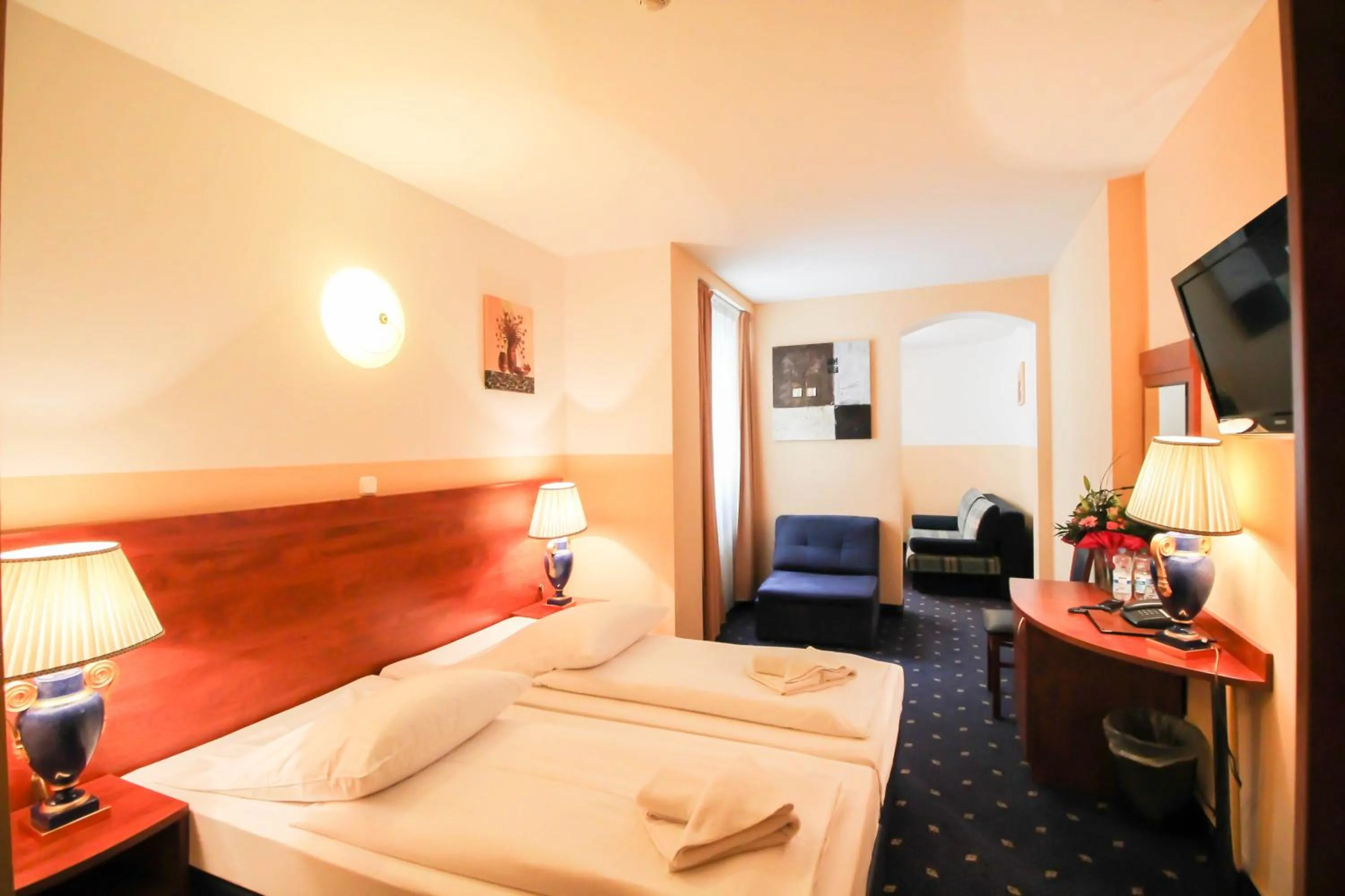 Photo of the whole room, Bed in Hotel Atrium Charlottenburg