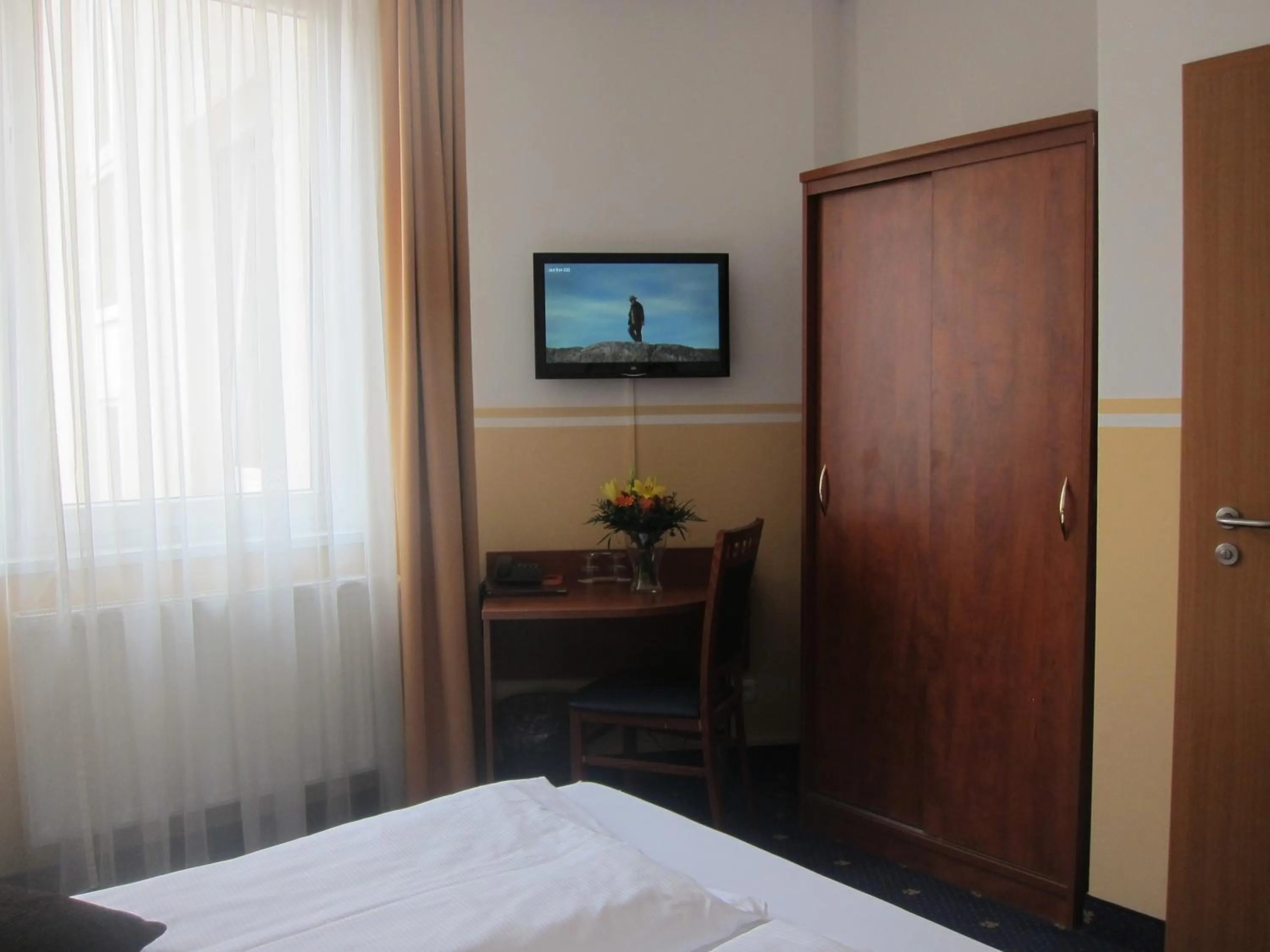 TV and multimedia, Bed in Hotel Atrium Charlottenburg