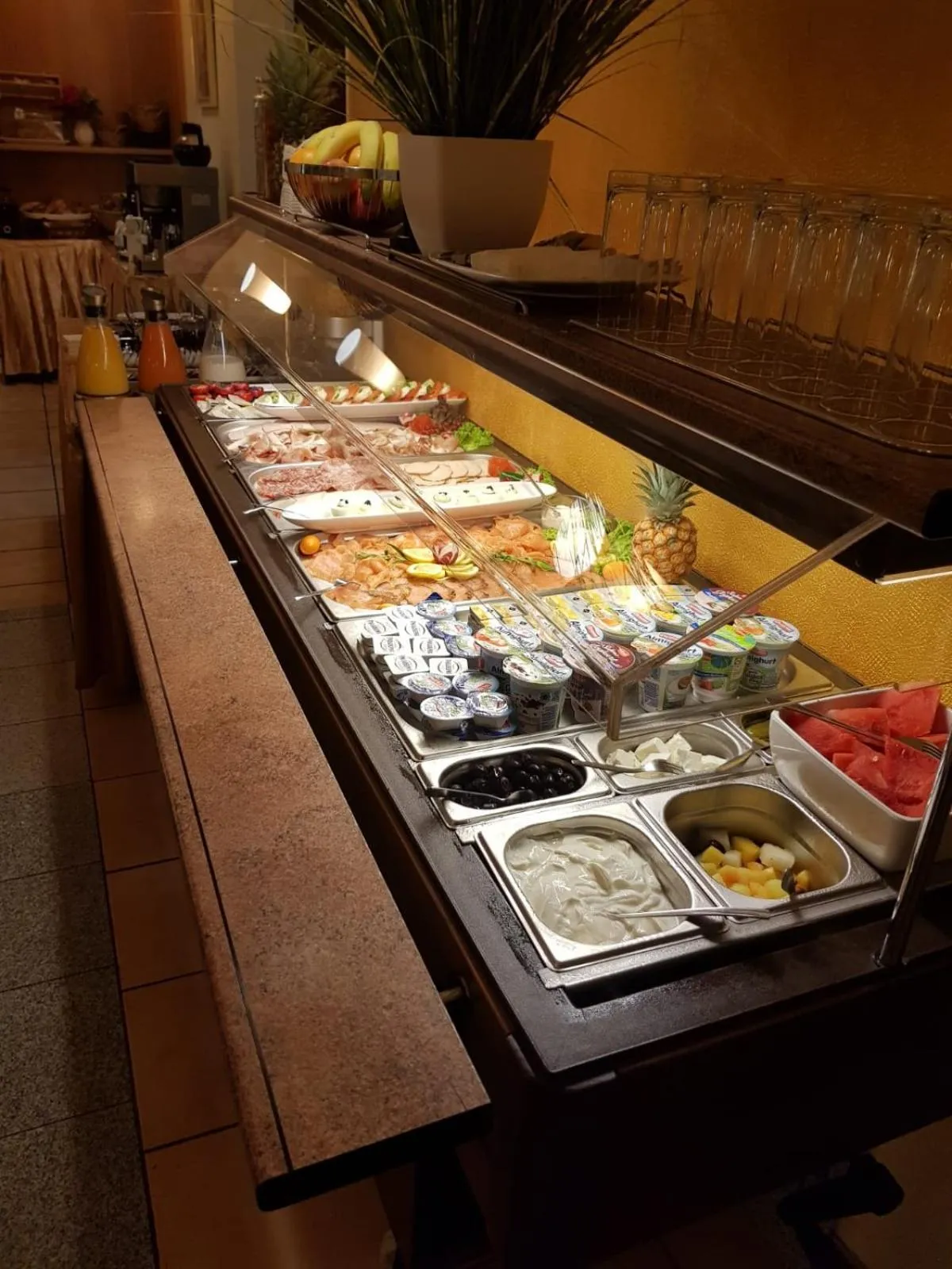 Buffet breakfast in Hotel Drei Kronen