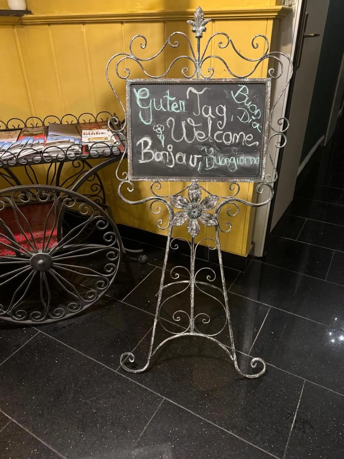 Text overlay in Hotel Drei Kronen