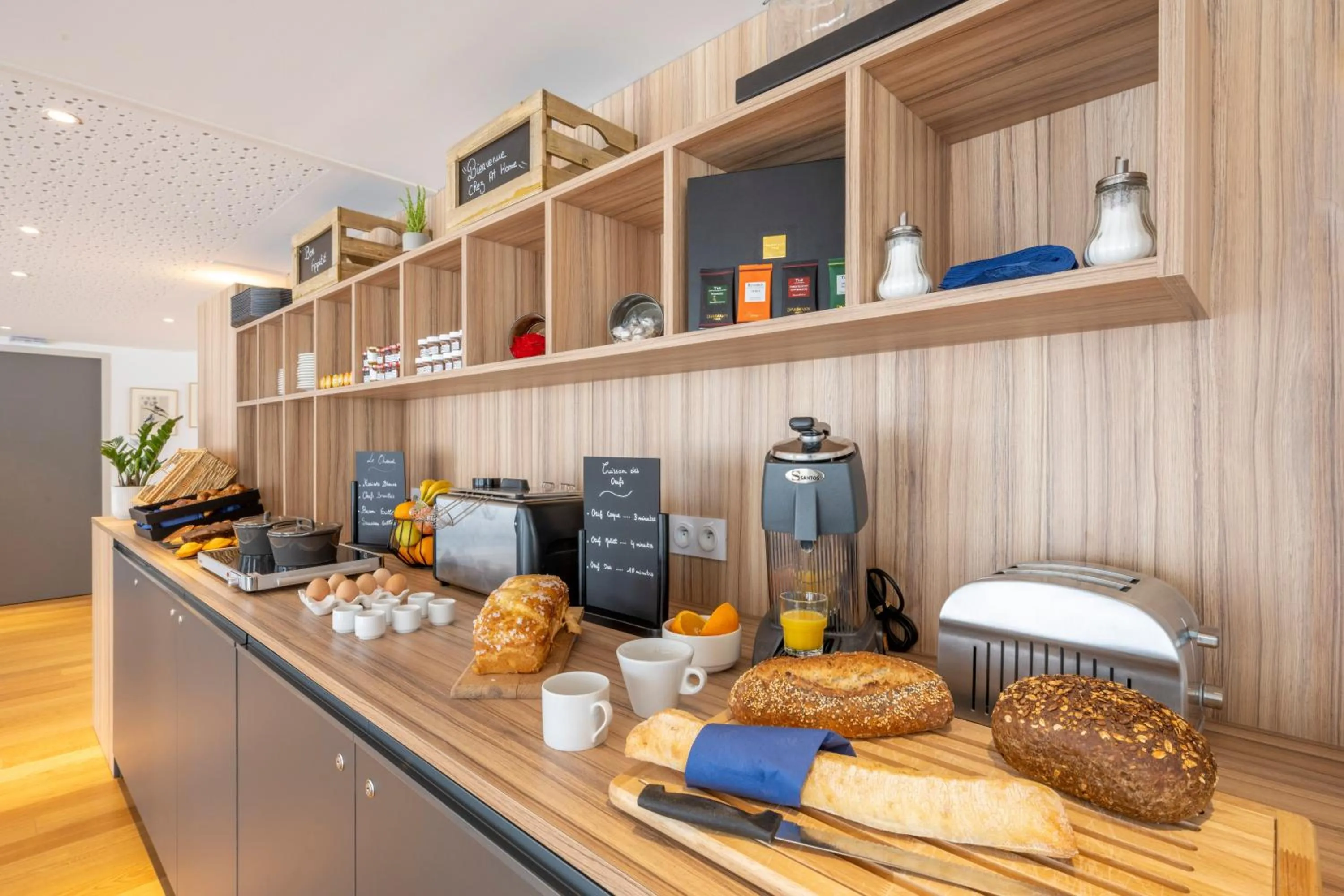 Buffet breakfast in ATHOME RESIDENCE ET SPA