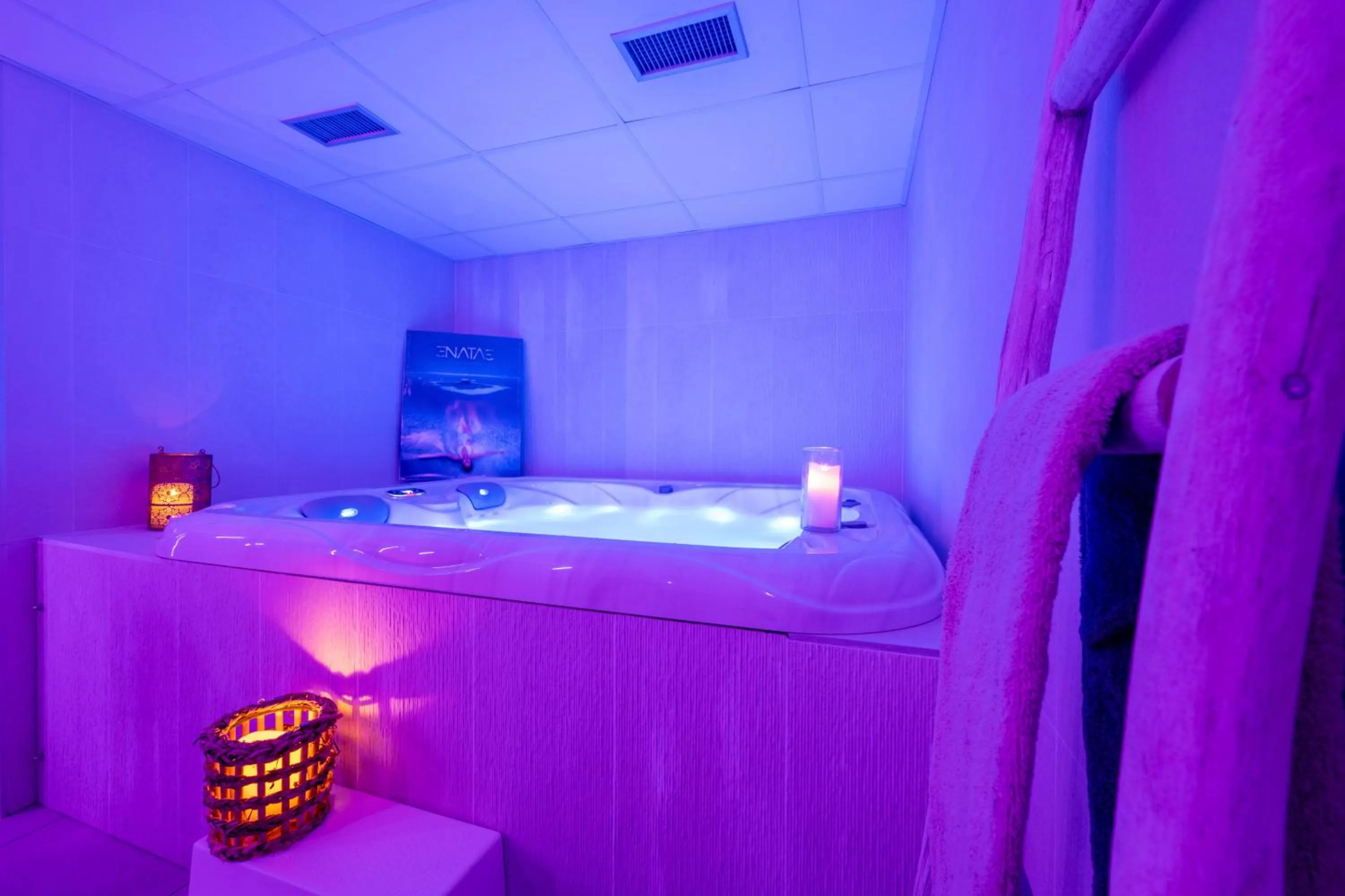 Hot Tub in ATHOME RESIDENCE ET SPA