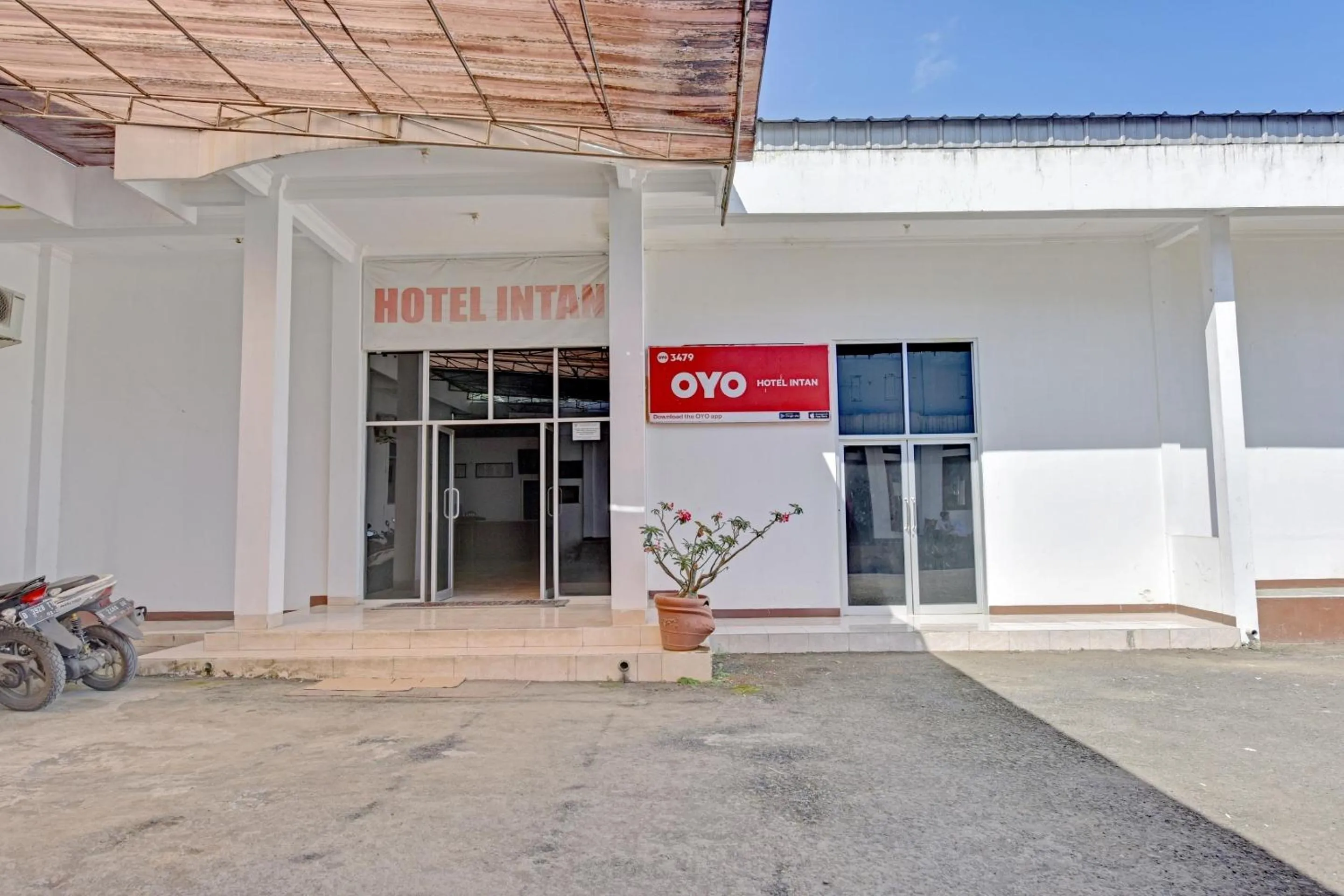 Facade/entrance in Hotel O Intan