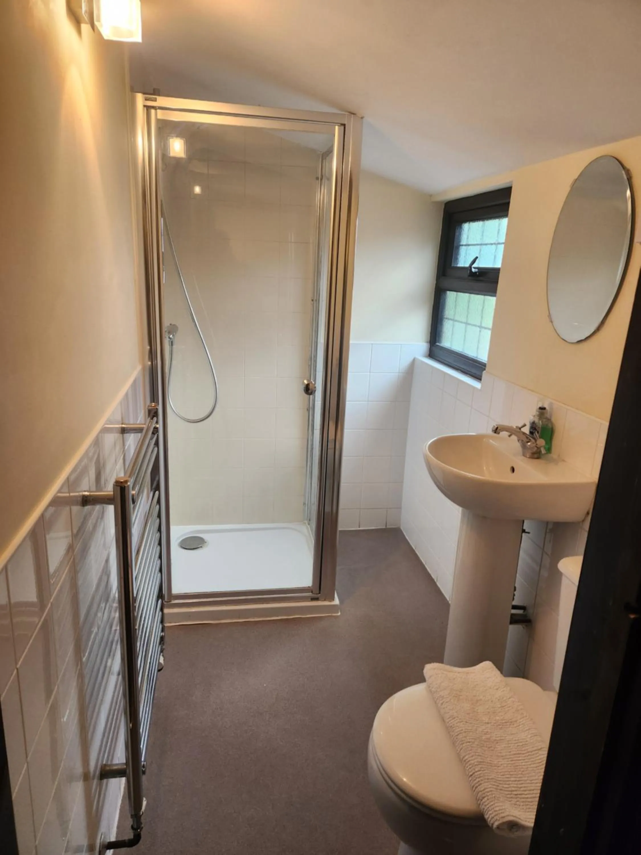 Shower in Langley Inn