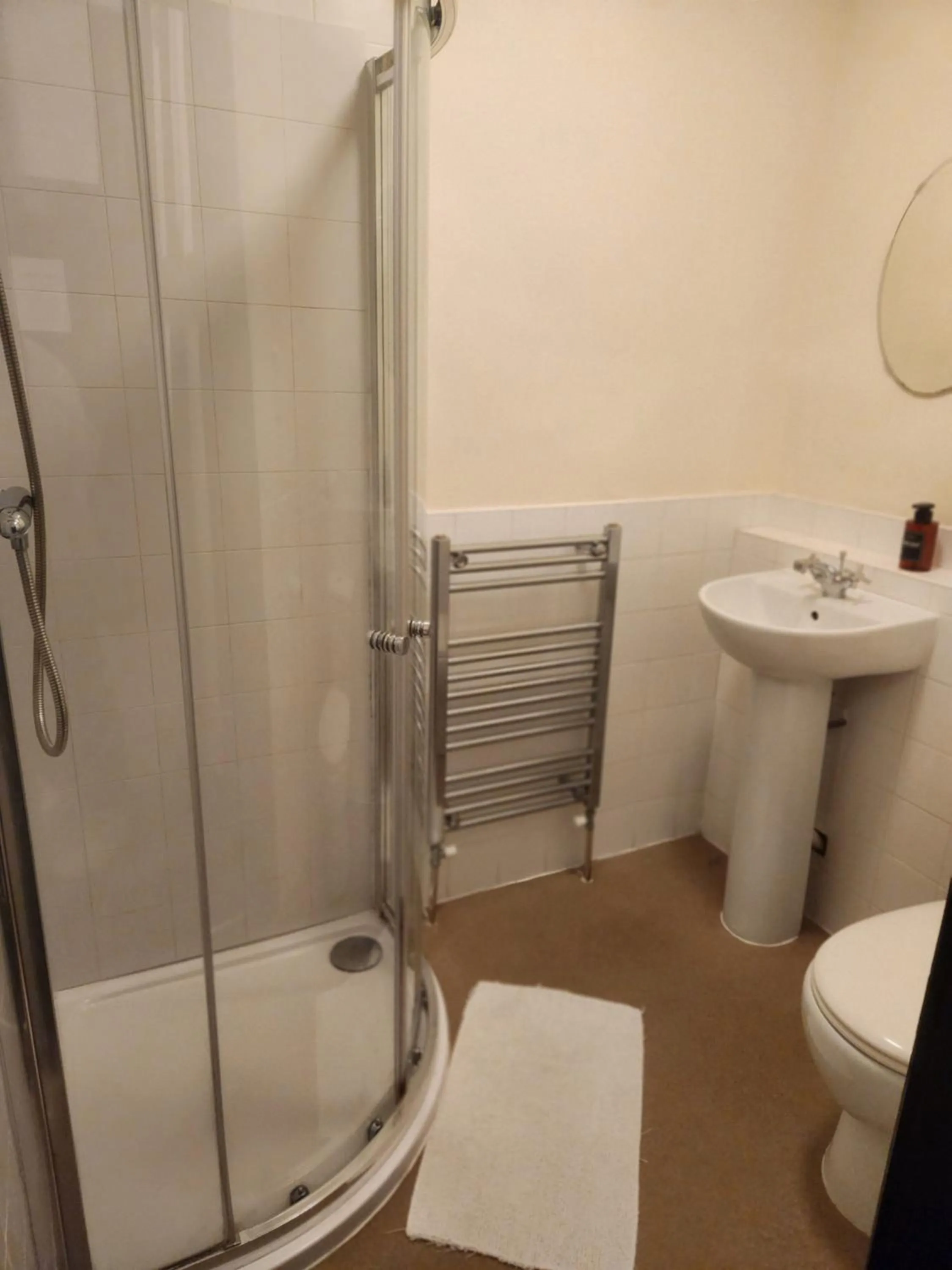 Shower in Langley Inn