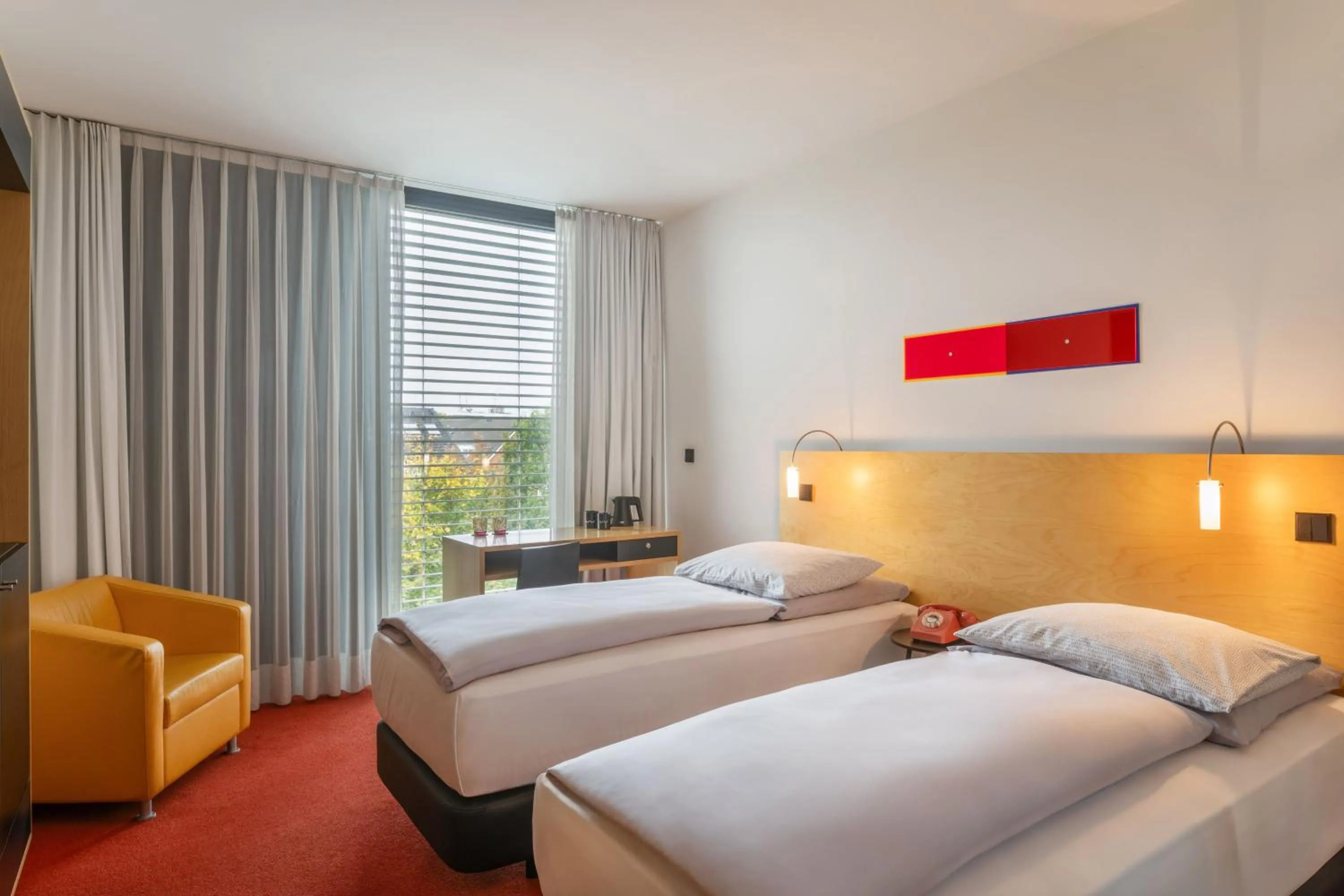 Property building, Bed in INNSiDE by Meliá Düsseldorf Seestern