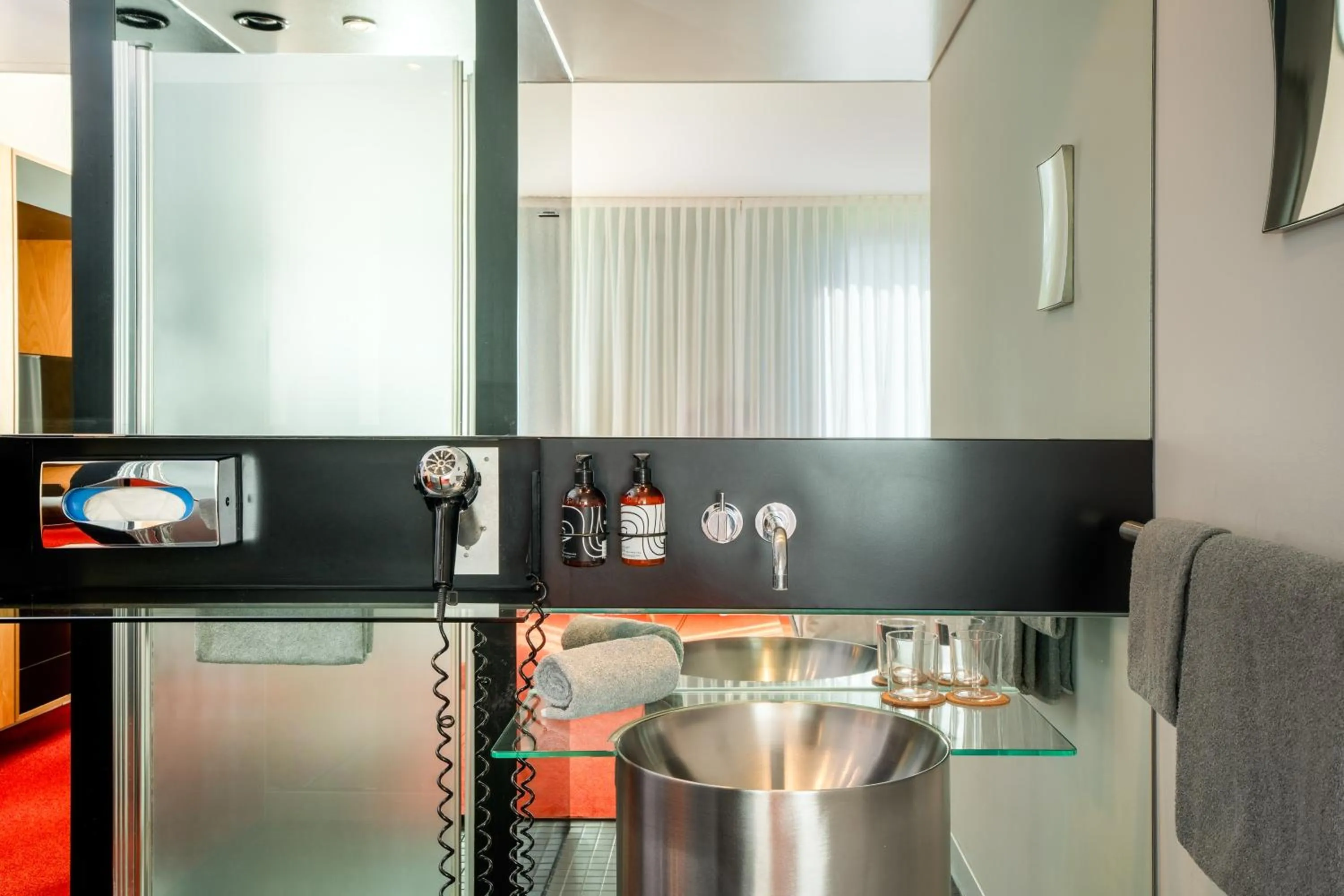 Bathroom in INNSiDE by Meliá Düsseldorf Seestern