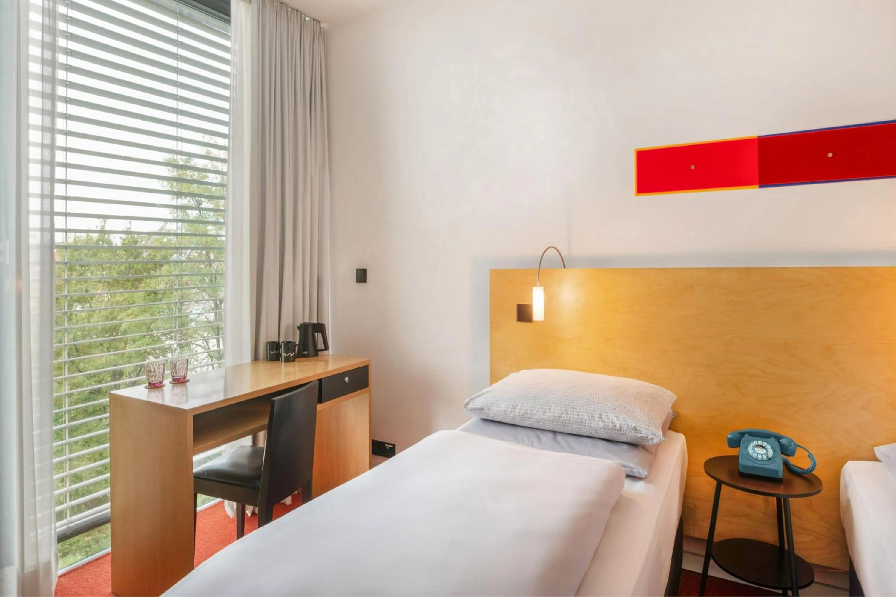 Property building, Bed in INNSiDE by Meliá Düsseldorf Seestern