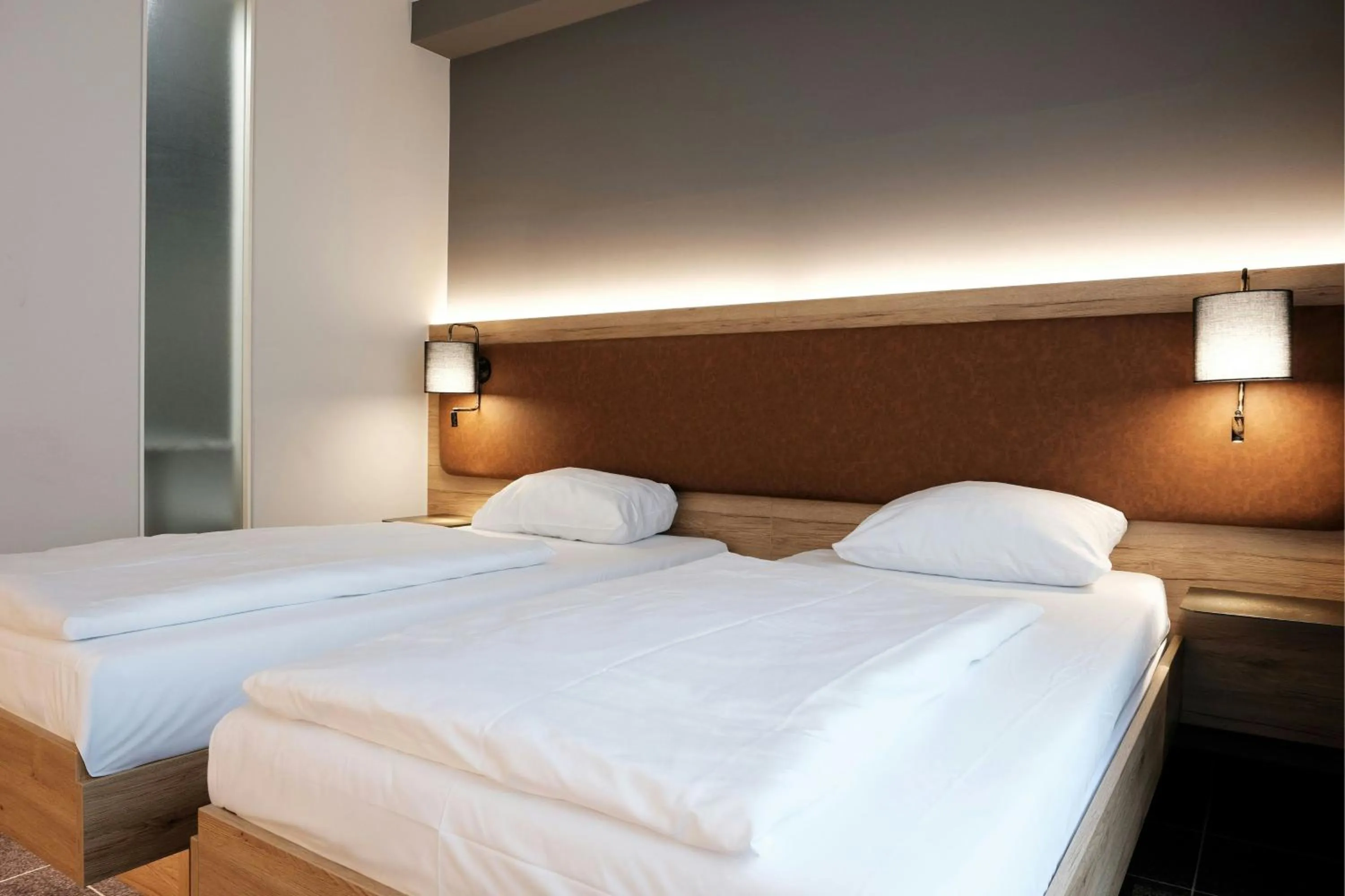 Photo of the whole room, Bed in Four Points Flex by Sheraton Ratingen Düsseldorf Airport