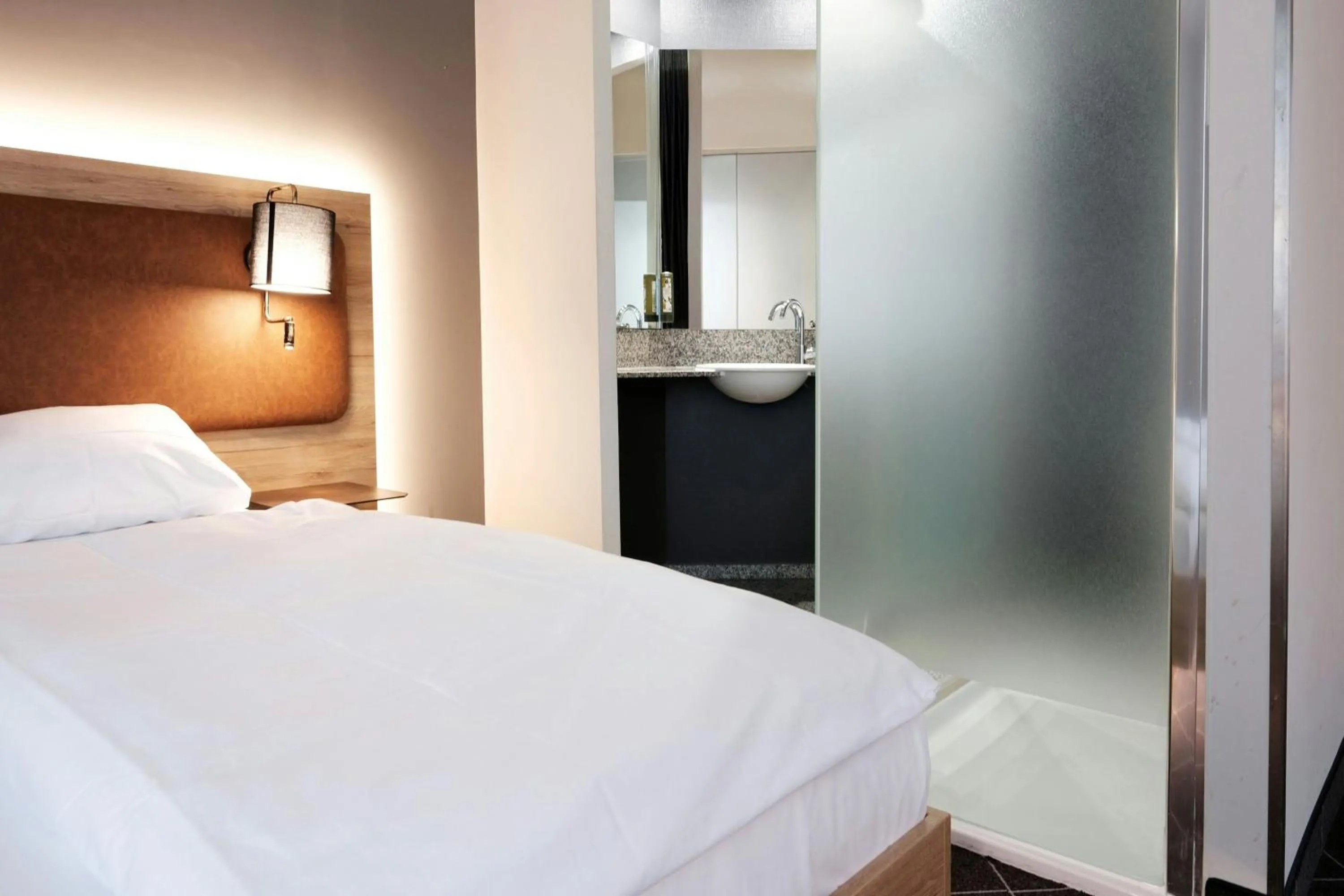 Photo of the whole room, Bed in Four Points Flex by Sheraton Ratingen Düsseldorf Airport