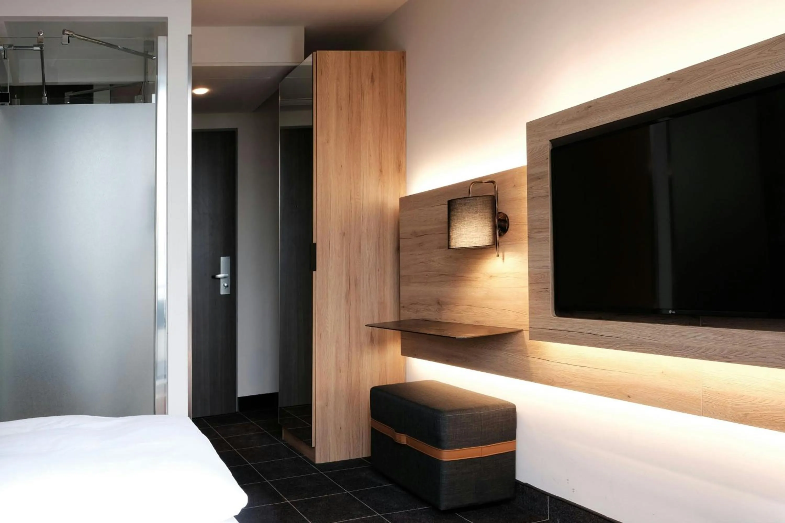 Photo of the whole room, Bed in Four Points Flex by Sheraton Ratingen Düsseldorf Airport