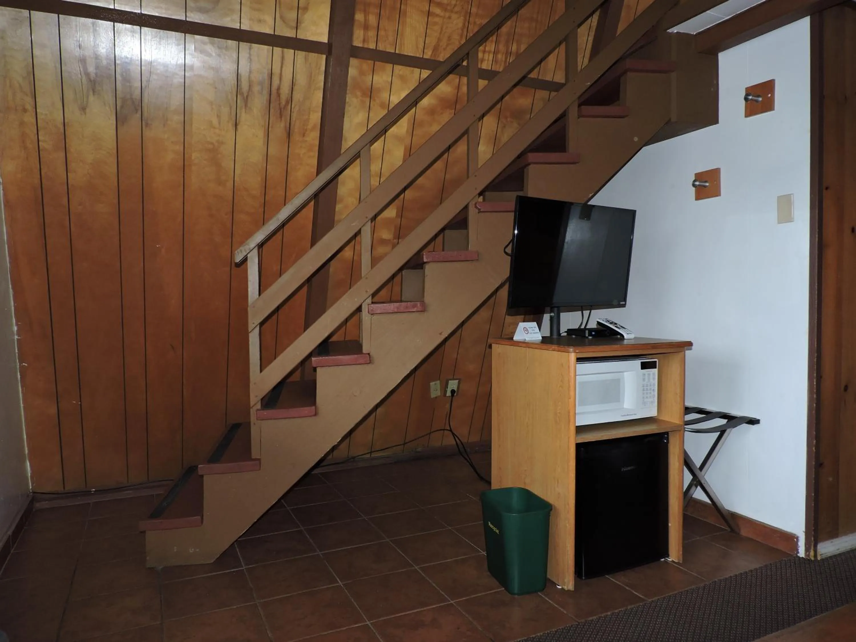 TV and multimedia in The Ranch Motel