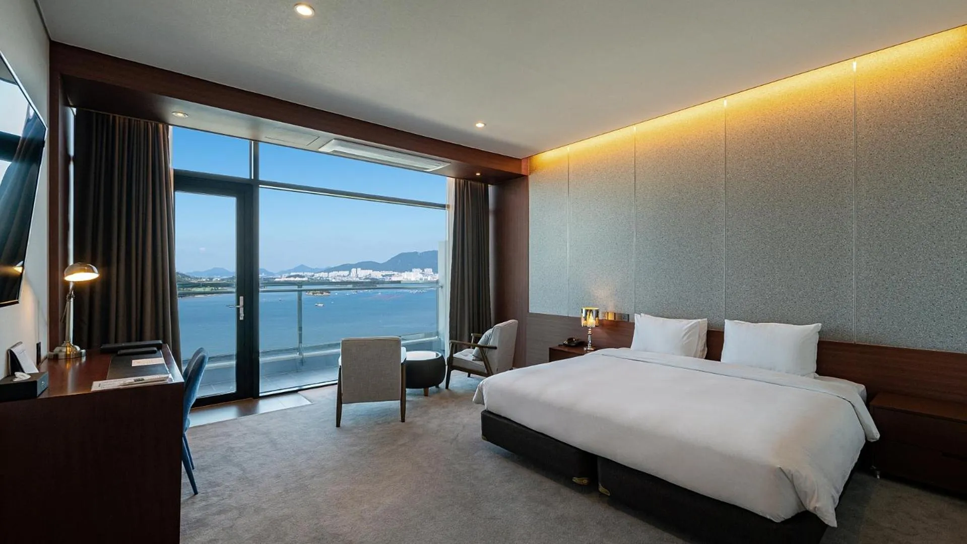 Bed in Hotel JCS Yeosu