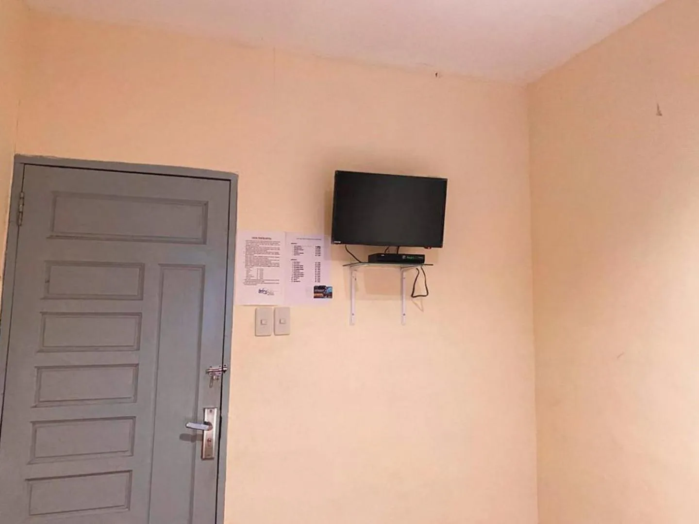 TV and multimedia in Penginapan Steady Mitra RedDoorz