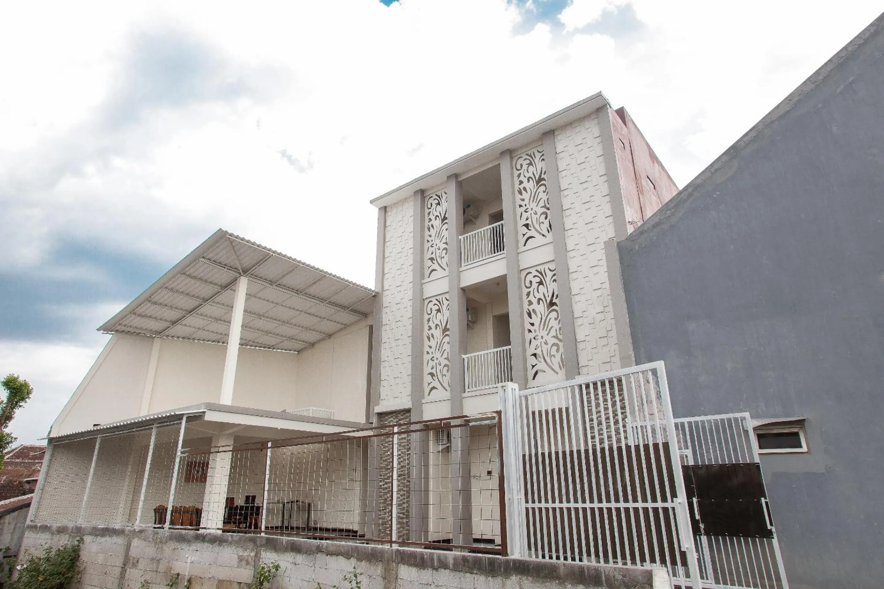 Facade/entrance in Hotel O Cozy Residence Syariah